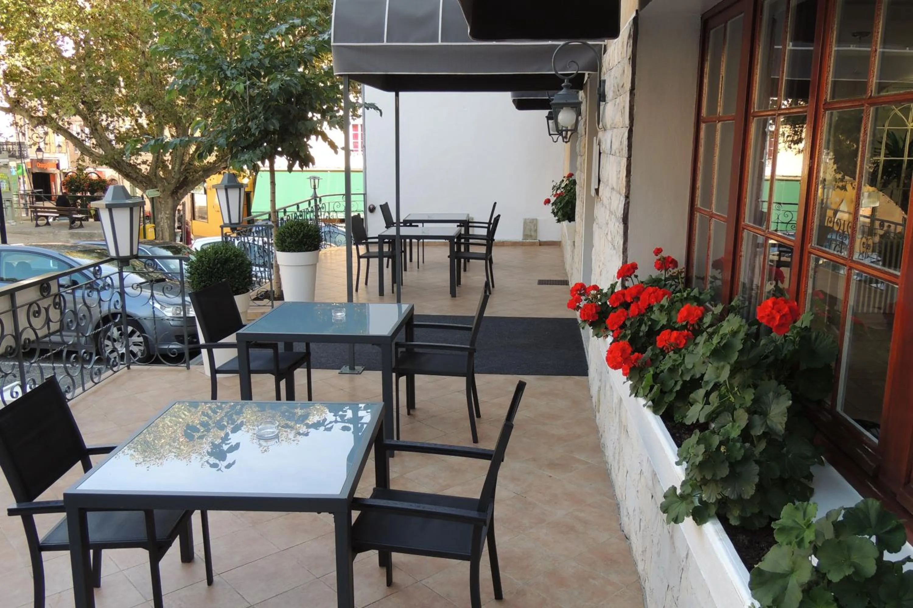 Balcony/Terrace in Hôtel Le Tivoli Théopolis