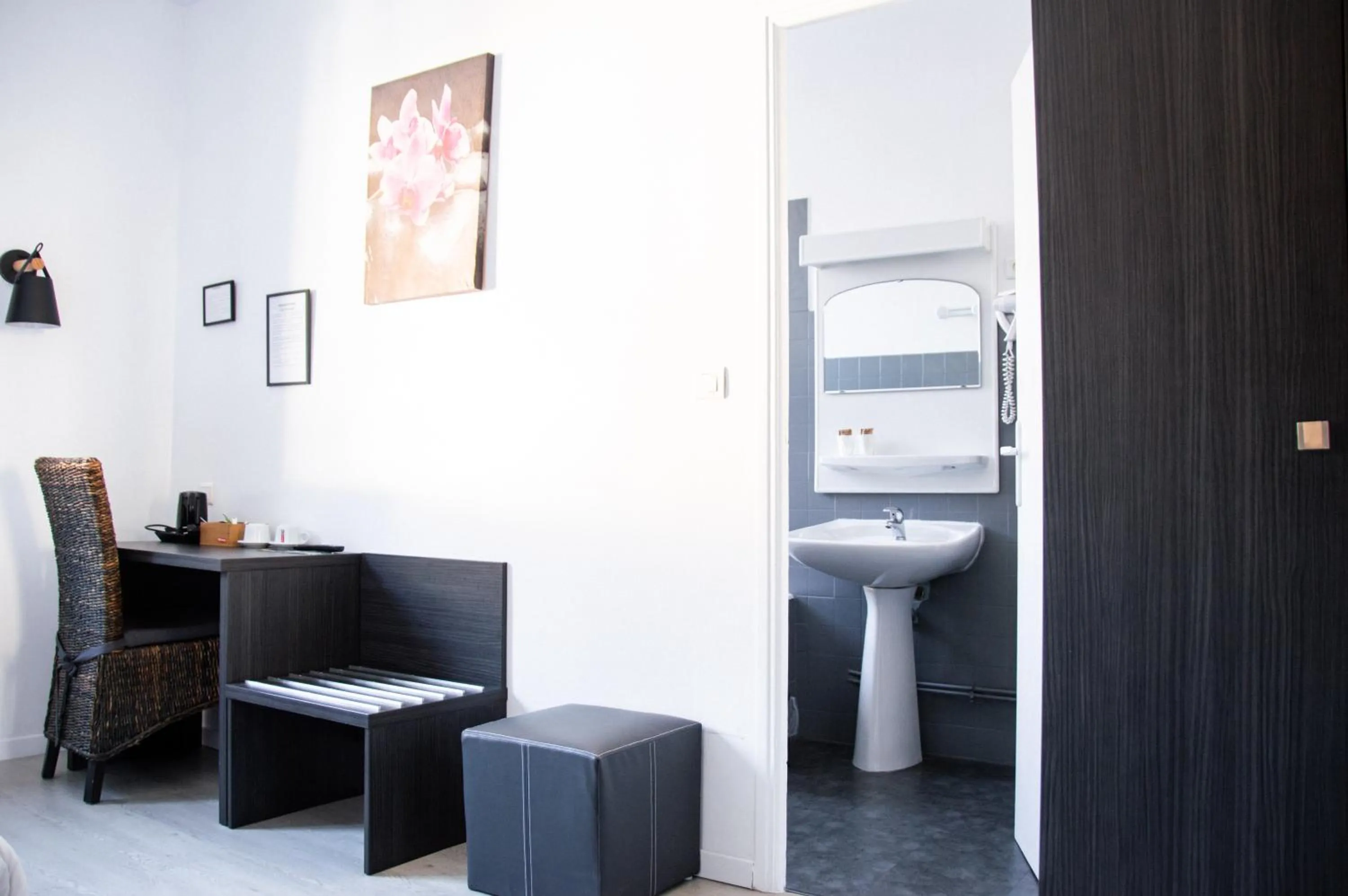 Bathroom in Hôtel Le Tivoli Théopolis