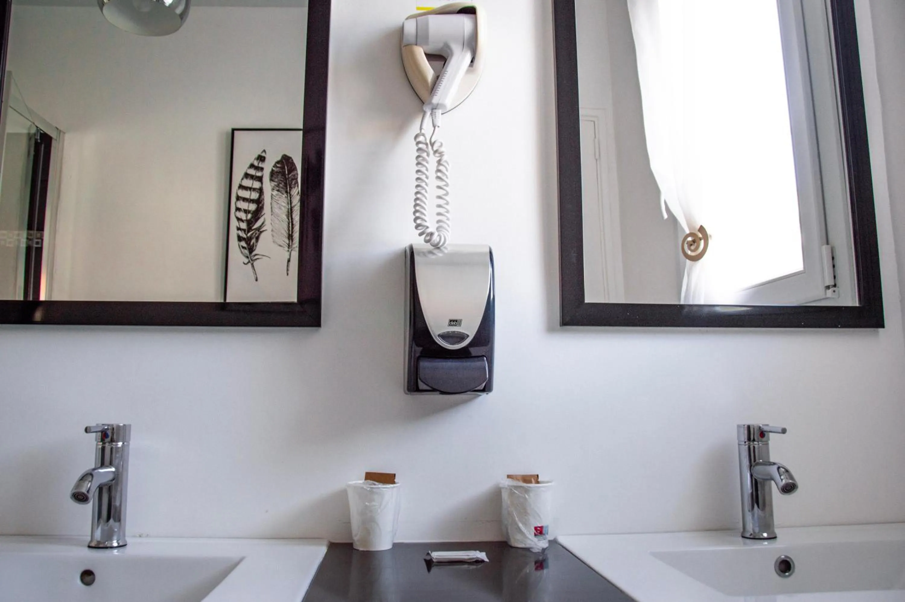 Bathroom in Hôtel Le Tivoli Théopolis