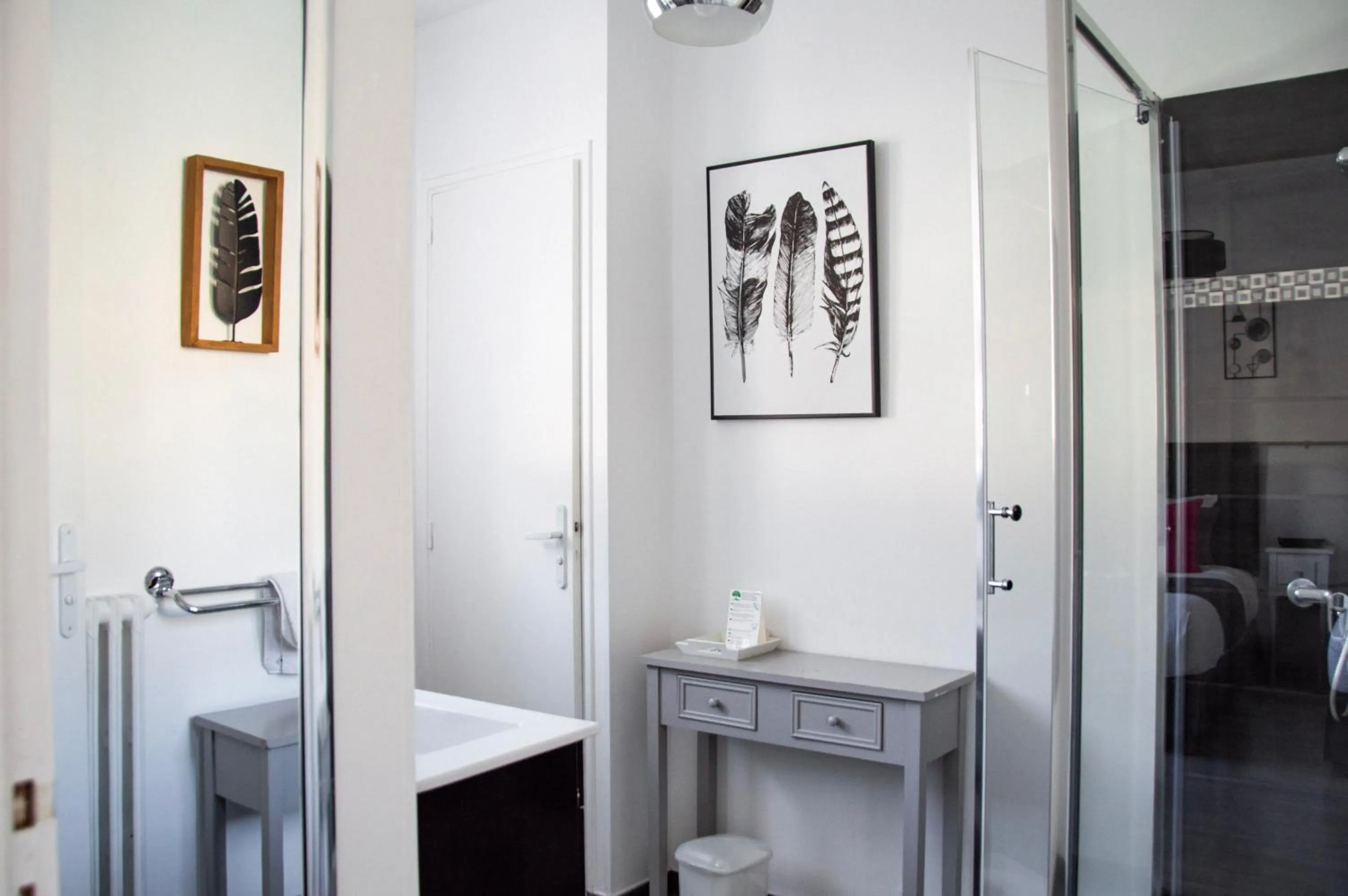 Bathroom in Hôtel Le Tivoli Théopolis