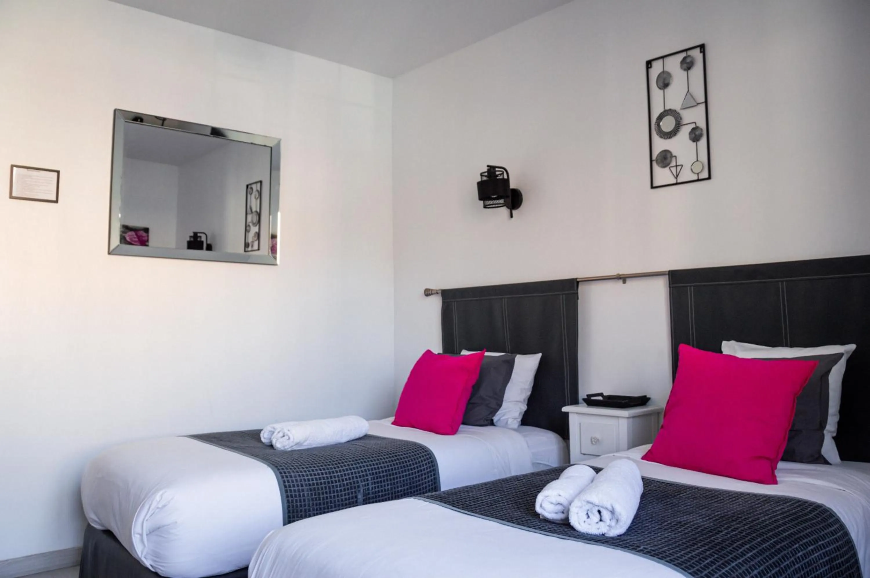 Bedroom, Bed in Hôtel Le Tivoli Théopolis