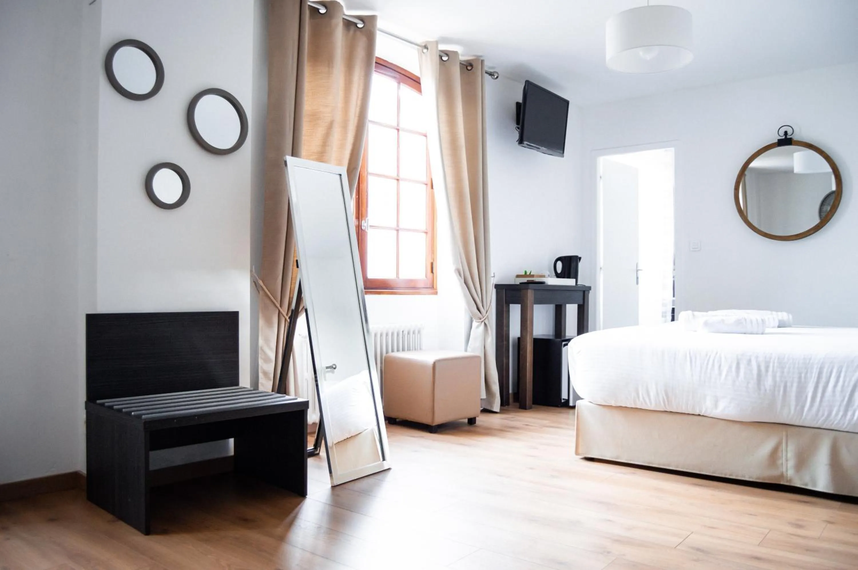 Bedroom, Bed in Hôtel Le Tivoli Théopolis