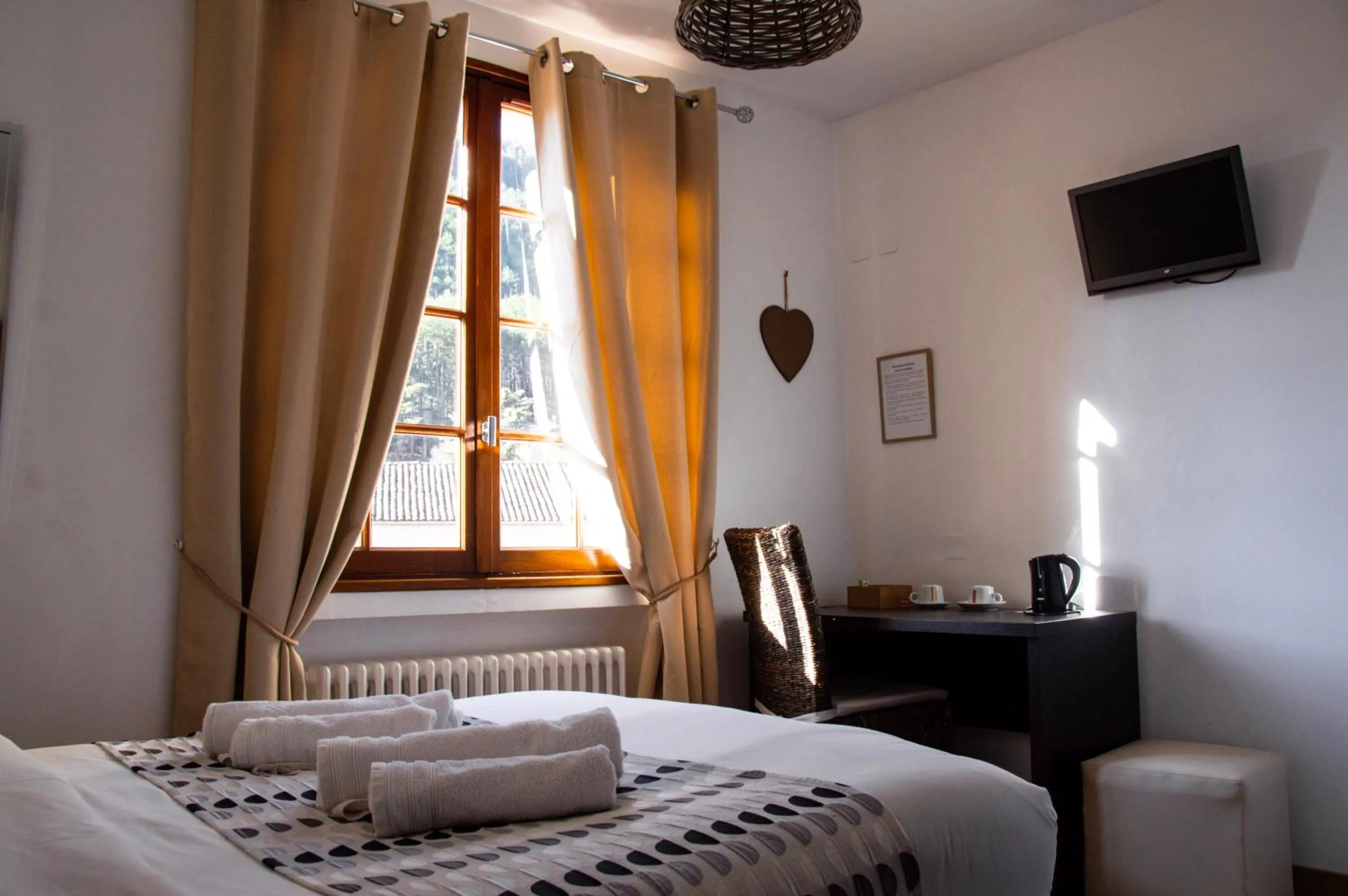 Bedroom, Bed in Hôtel Le Tivoli Théopolis