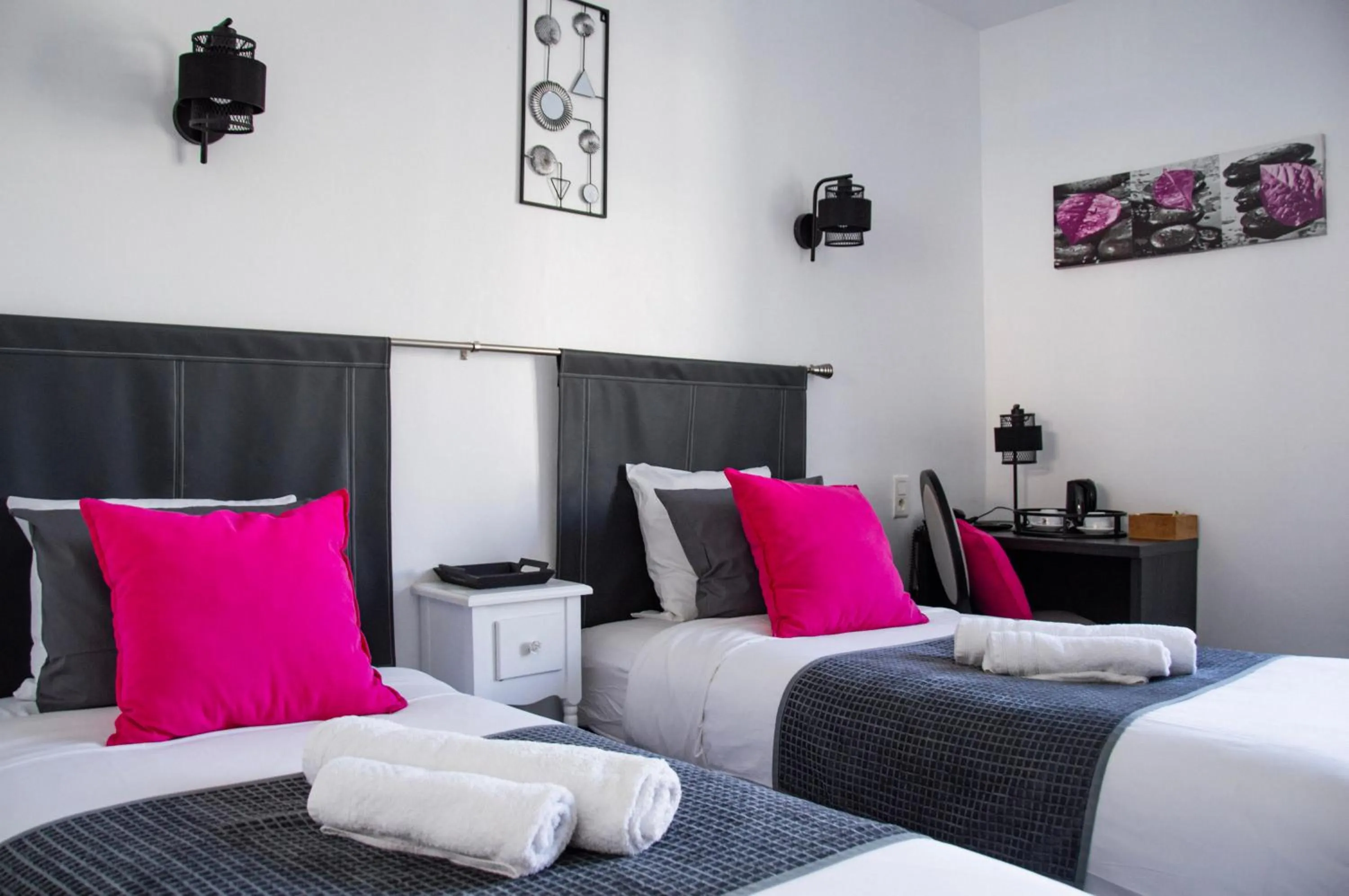 Bedroom, Bed in Hôtel Le Tivoli Théopolis