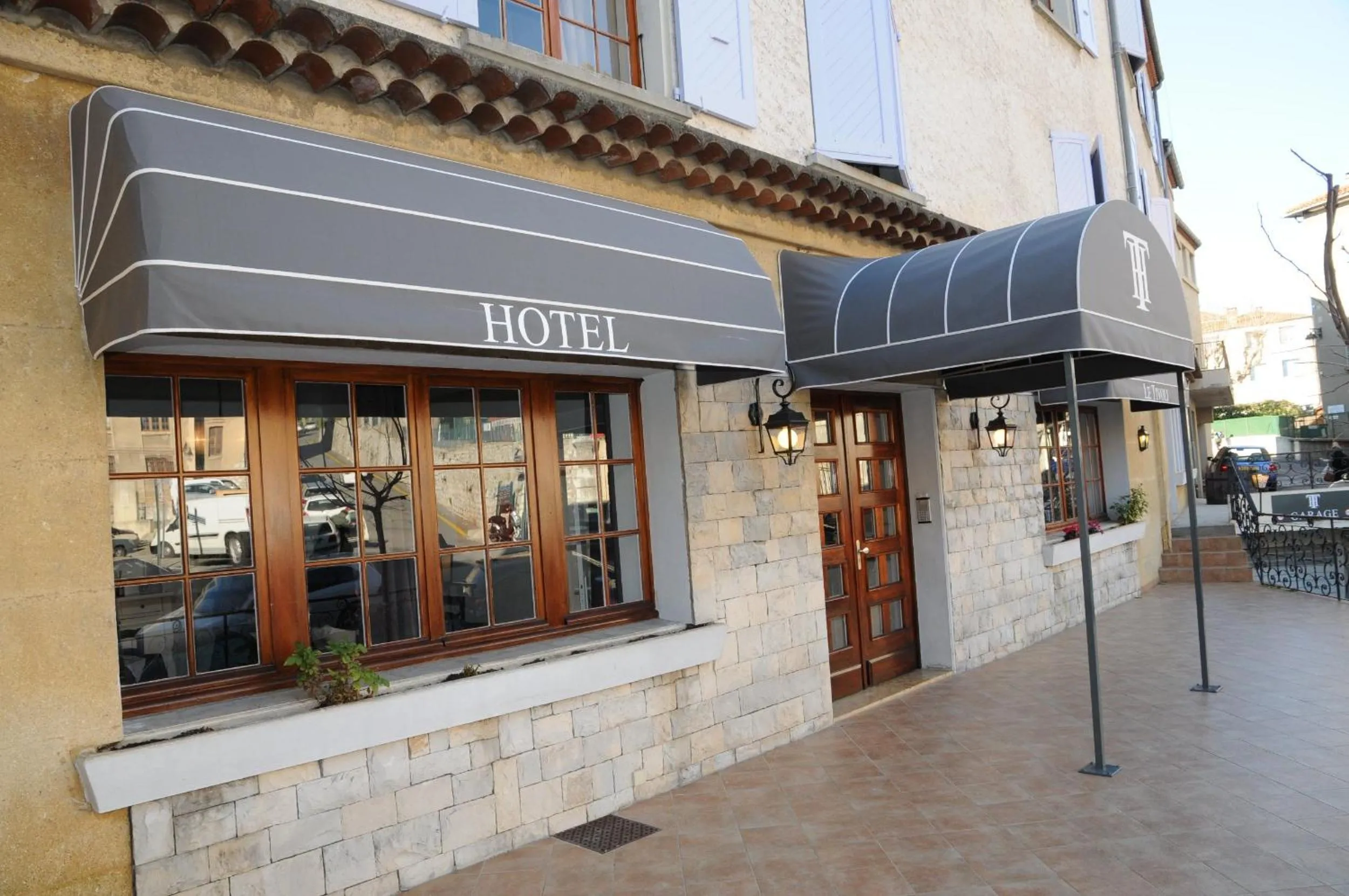 Property building in Hôtel Le Tivoli Théopolis