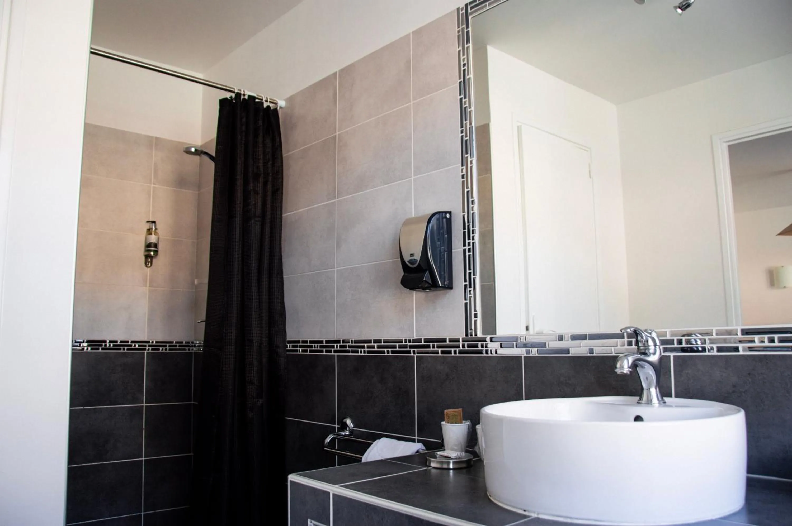 Bathroom in Hôtel Le Tivoli Théopolis