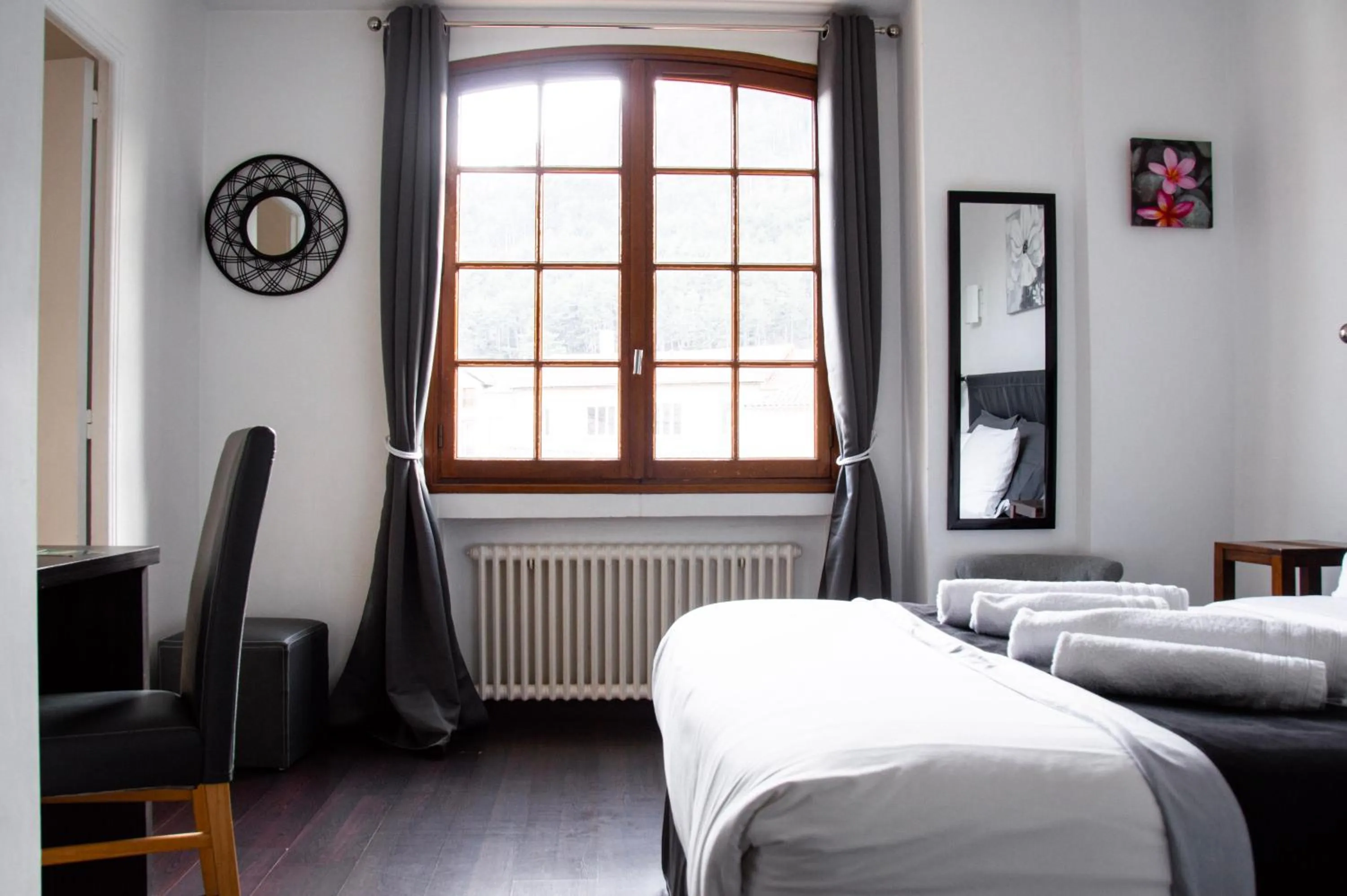 Bedroom, Bed in Hôtel Le Tivoli Théopolis