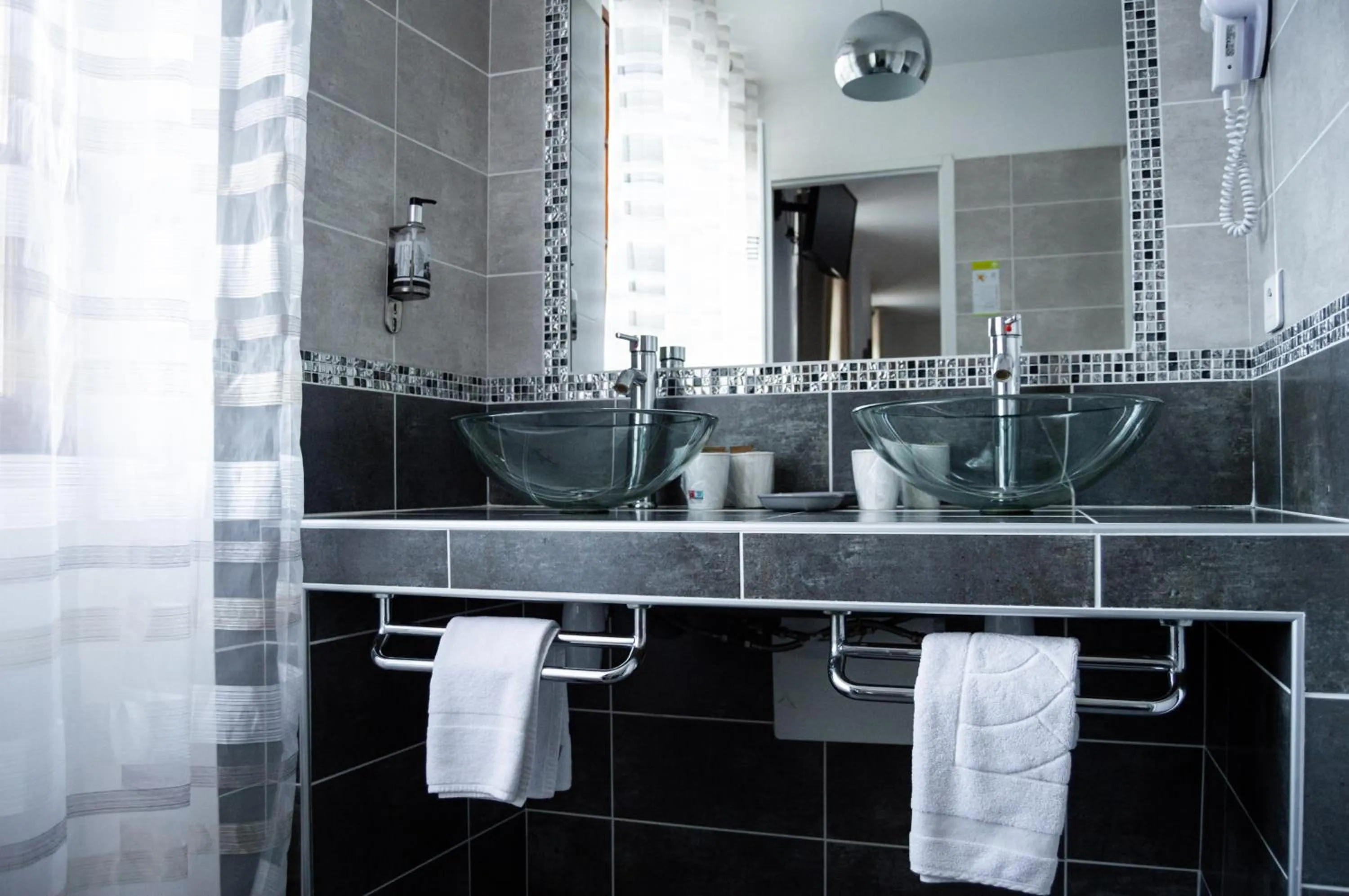 Bathroom in Hôtel Le Tivoli Théopolis