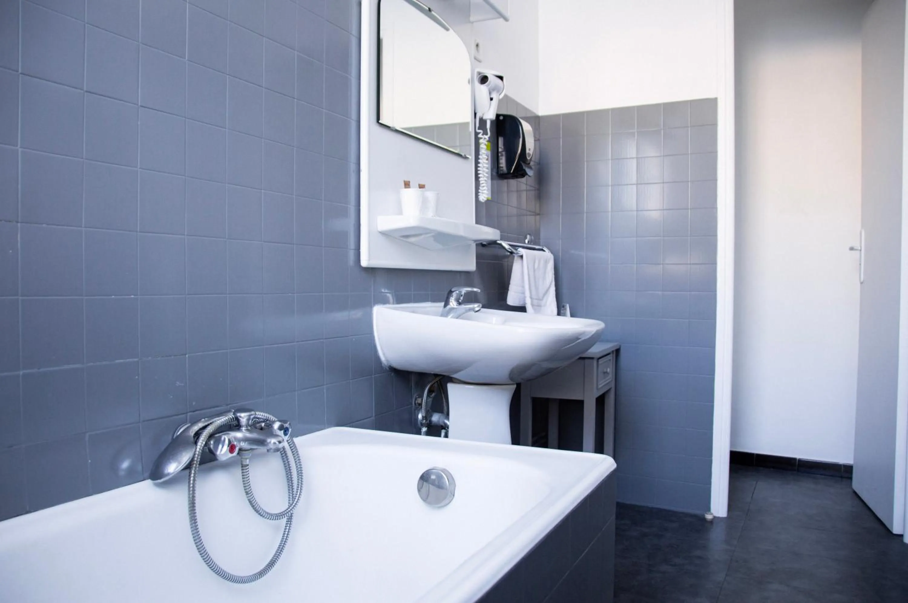 Bathroom in Hôtel Le Tivoli Théopolis