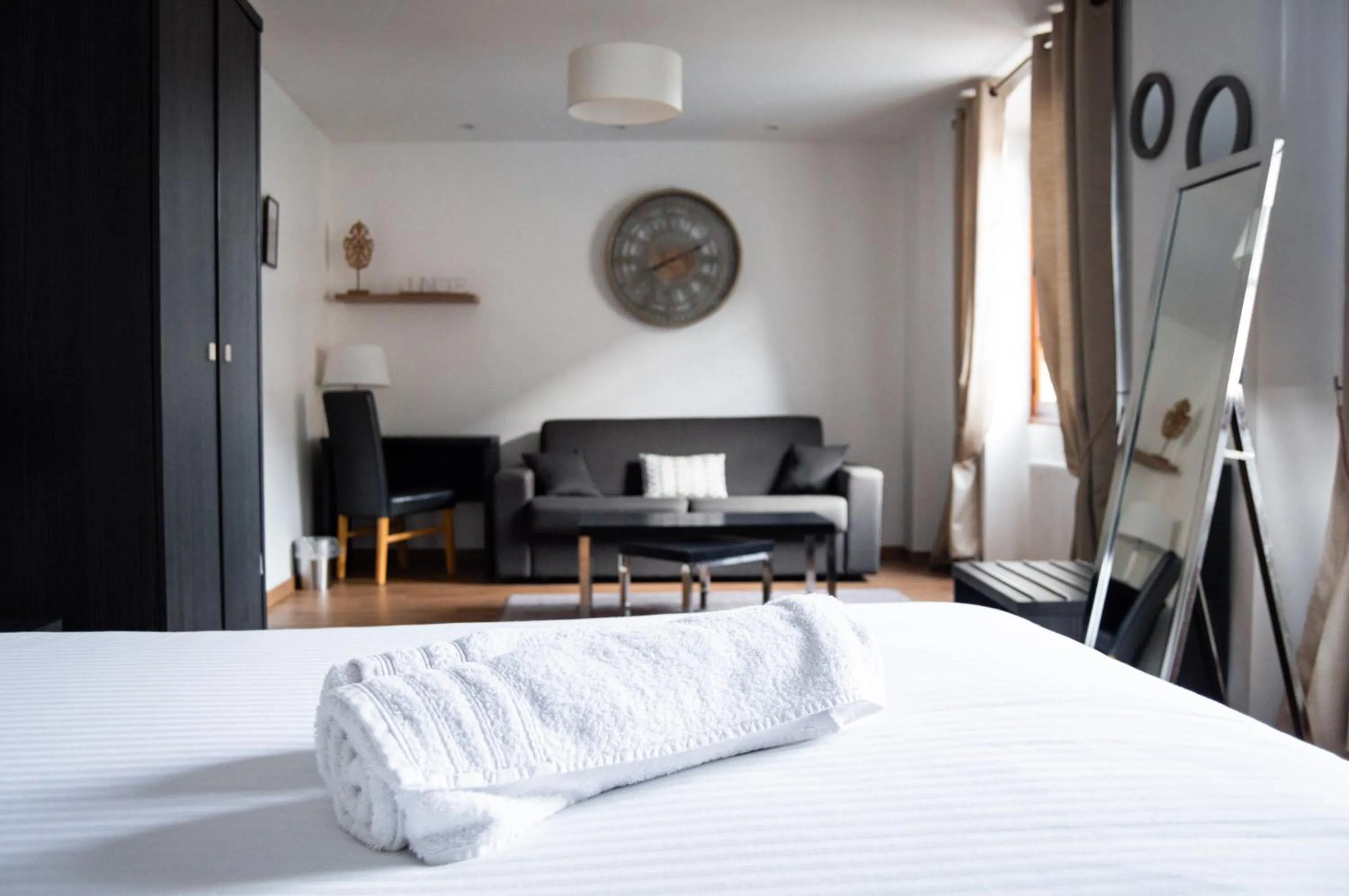 Bedroom, Bed in Hôtel Le Tivoli Théopolis