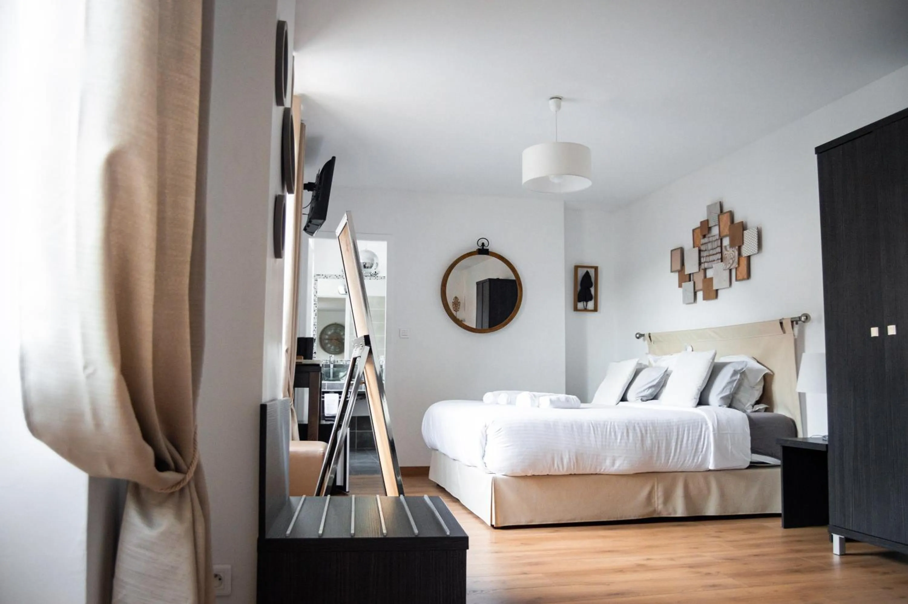 Bedroom, Bed in Hôtel Le Tivoli Théopolis