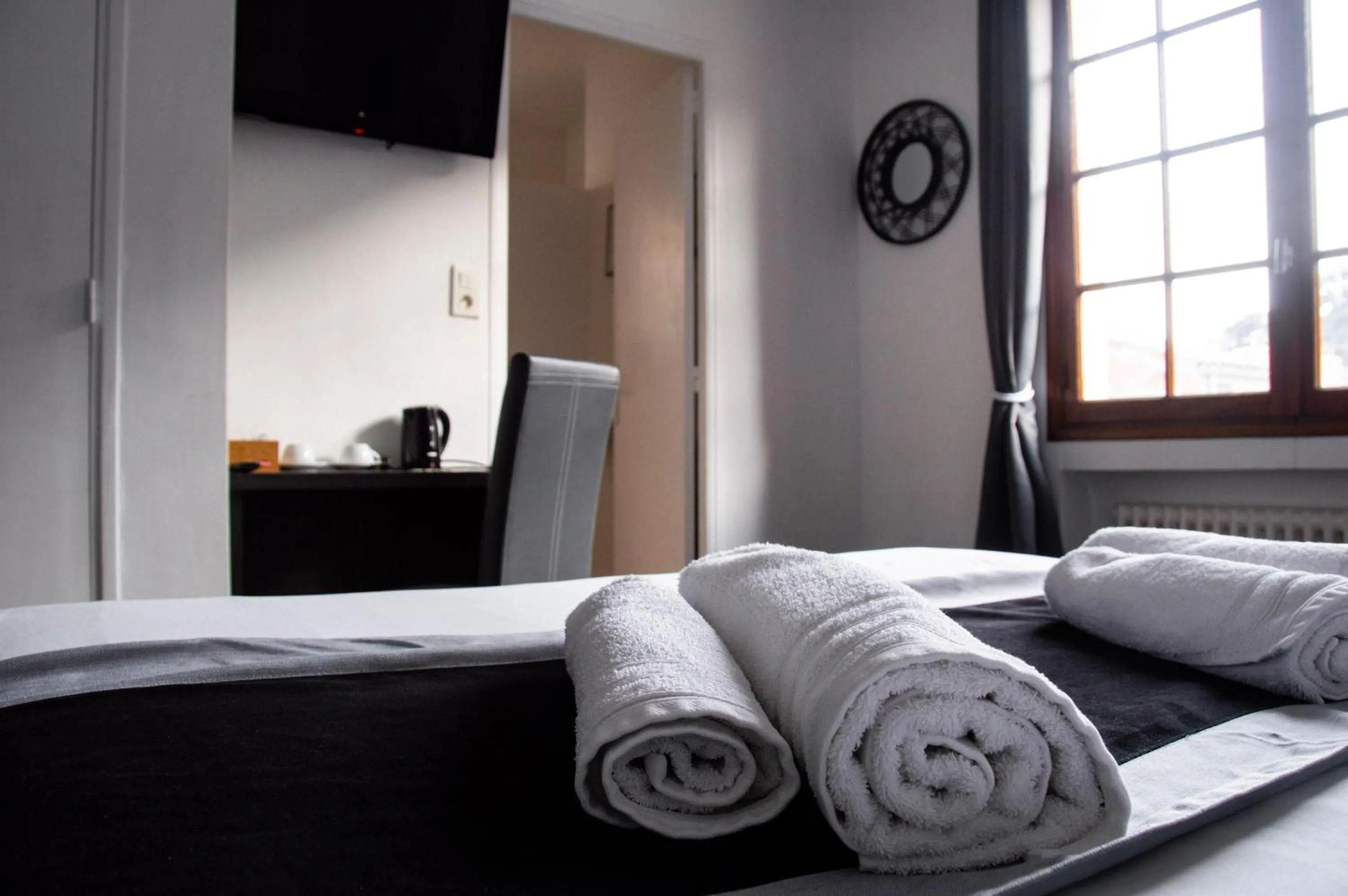 Bedroom, Bed in Hôtel Le Tivoli Théopolis