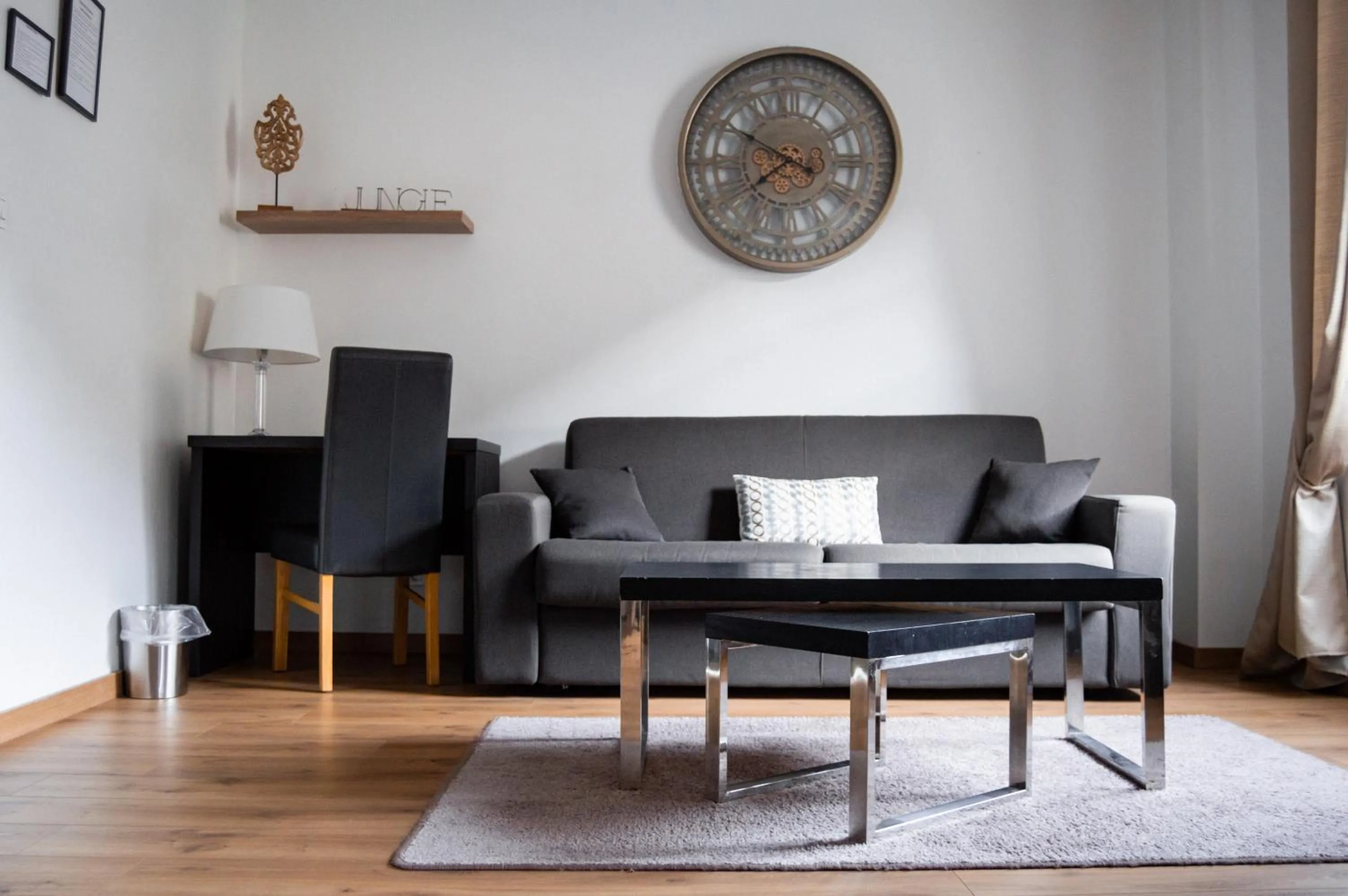 Bedroom in Hôtel Le Tivoli Théopolis