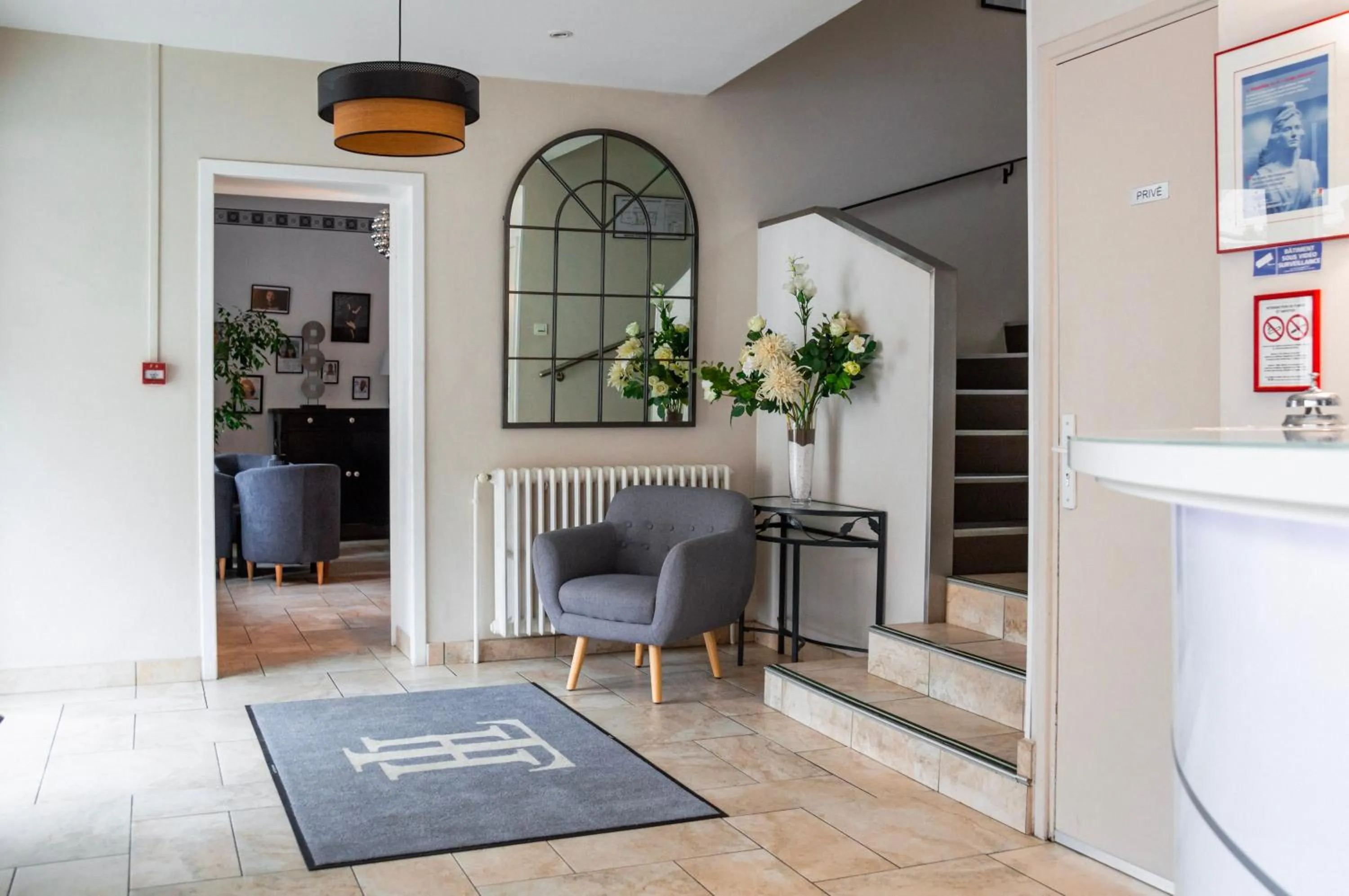 Lobby or reception in Hôtel Le Tivoli Théopolis