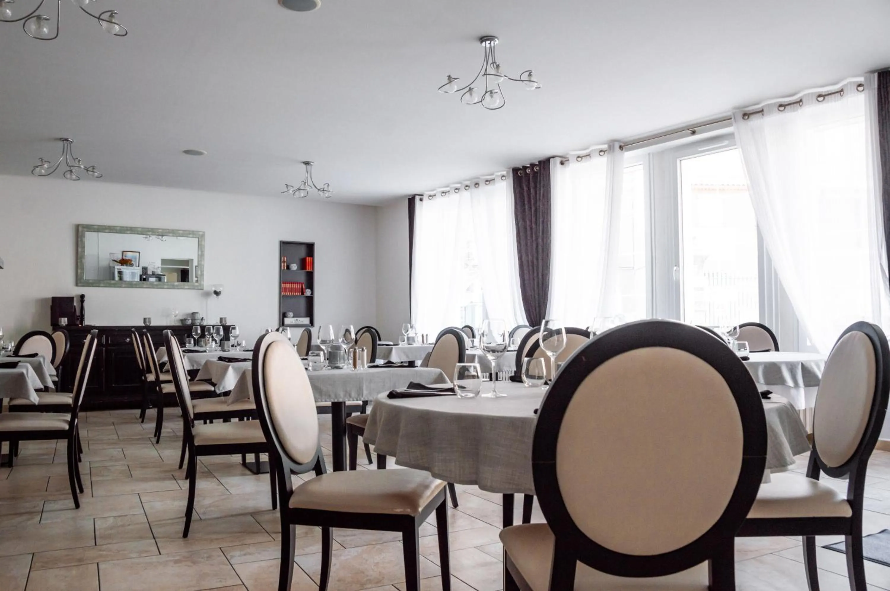 Restaurant/places to eat in Hôtel Le Tivoli Théopolis