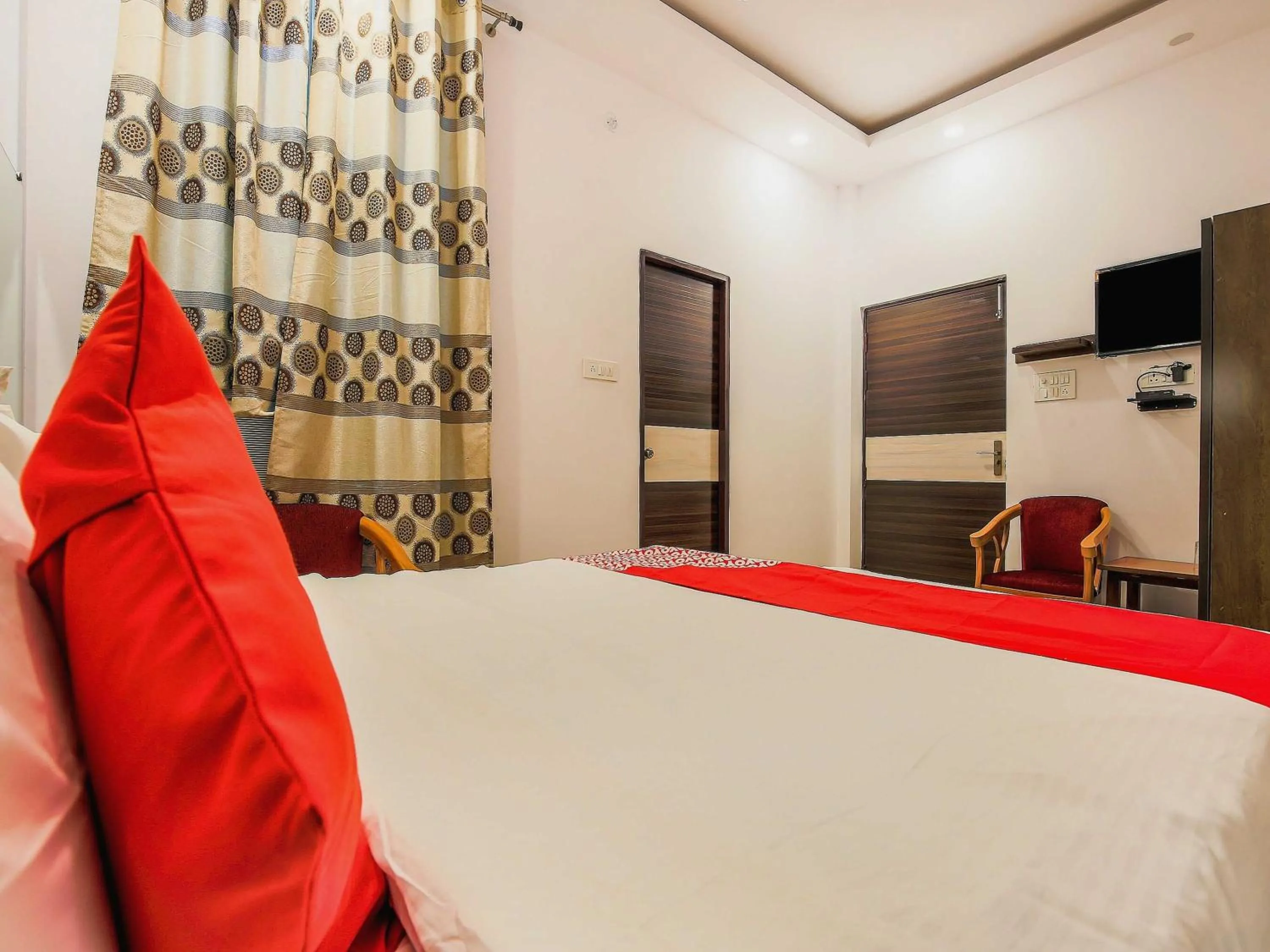 Bedroom, Bed in Hotel O Vaibhav laxmi Paradise