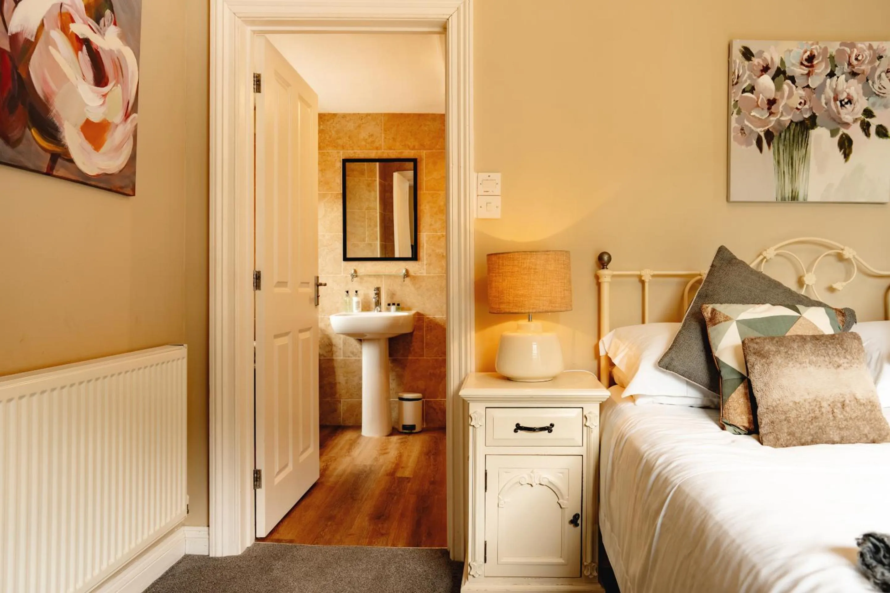 Bedroom, Bed in Wheatacre White Lion