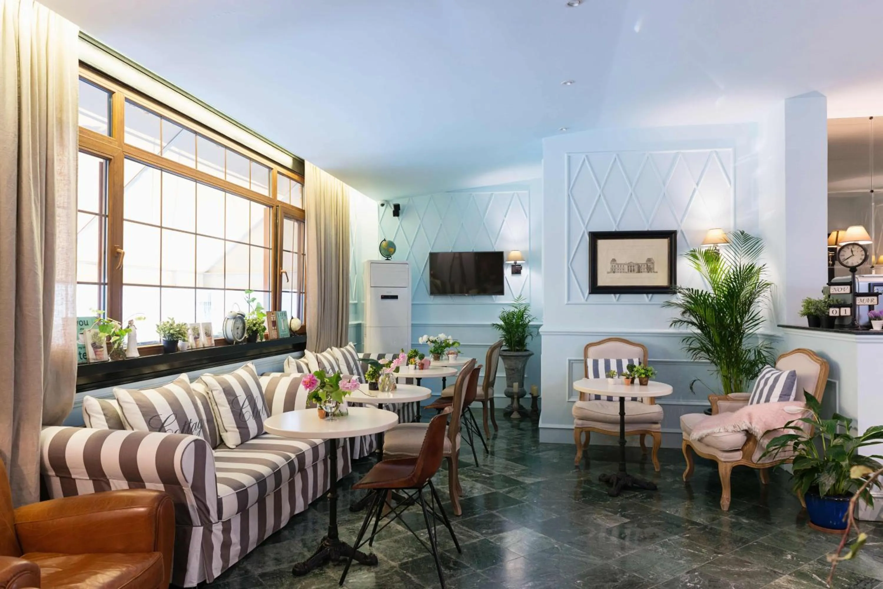 Communal lounge/ TV room in Areela Boutique Hotel