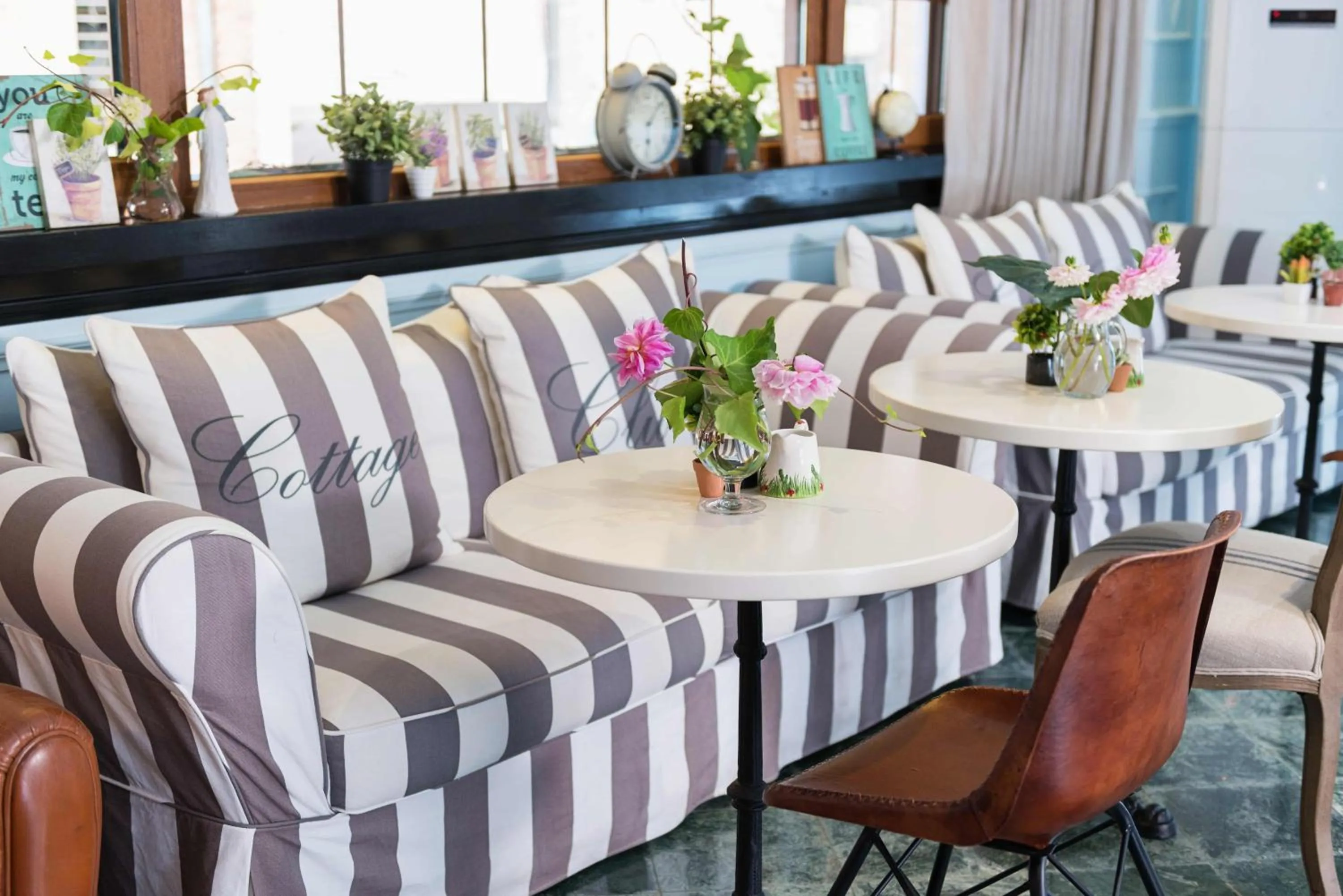 Communal lounge/ TV room in Areela Boutique Hotel