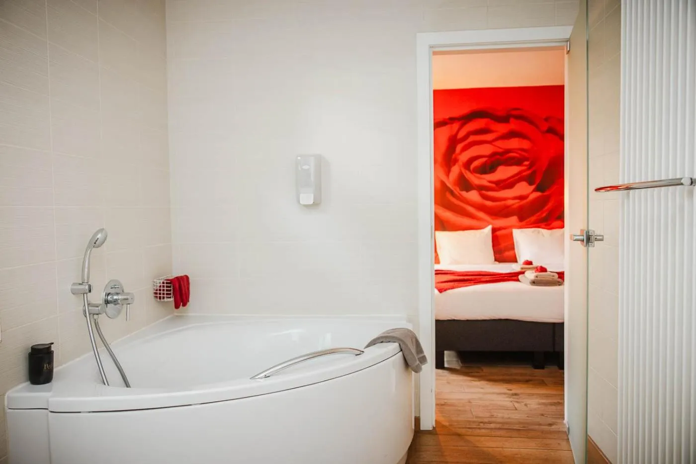 Bathroom, Bed in Boutique hotel Roosendaelhof