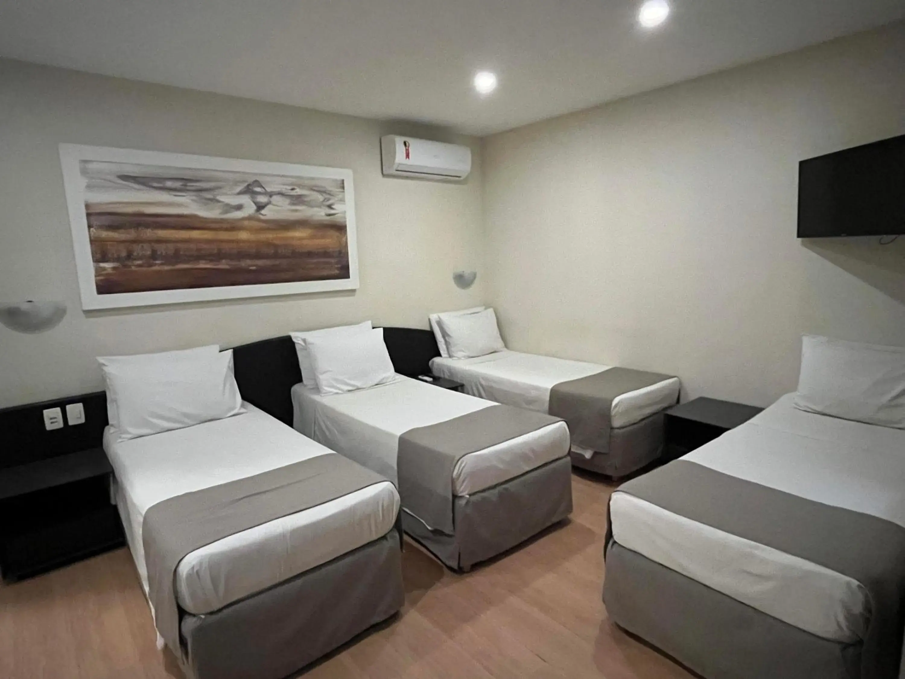 Superior Quadruple Room in Hotel Galícia Superior Quadruple Room in Hotel Galícia