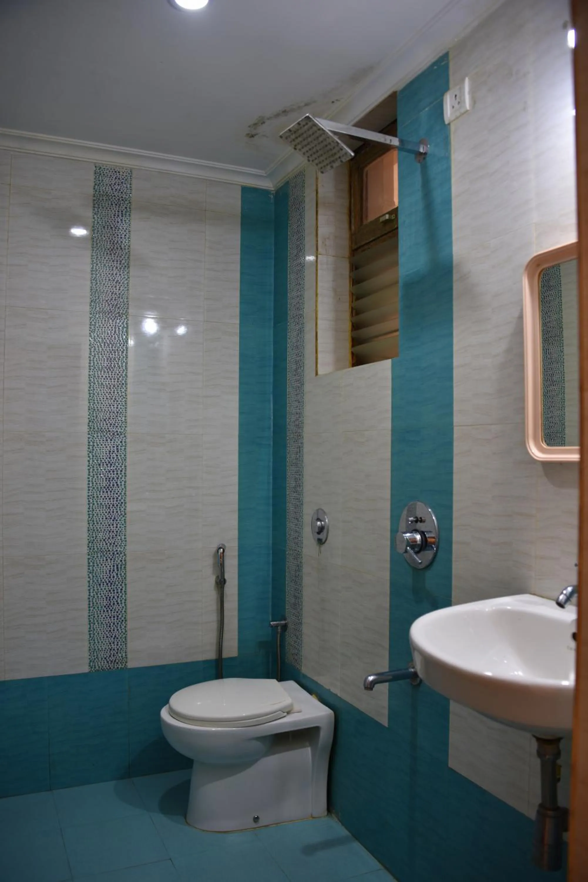 Shower in Hotel Kismat Mahal