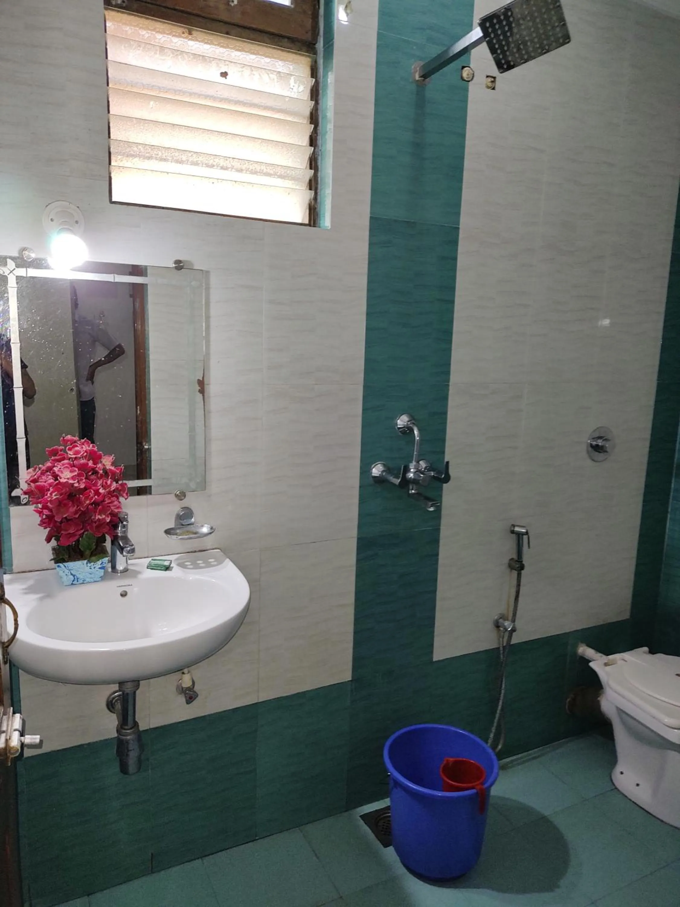 Shower in Hotel Kismat Mahal