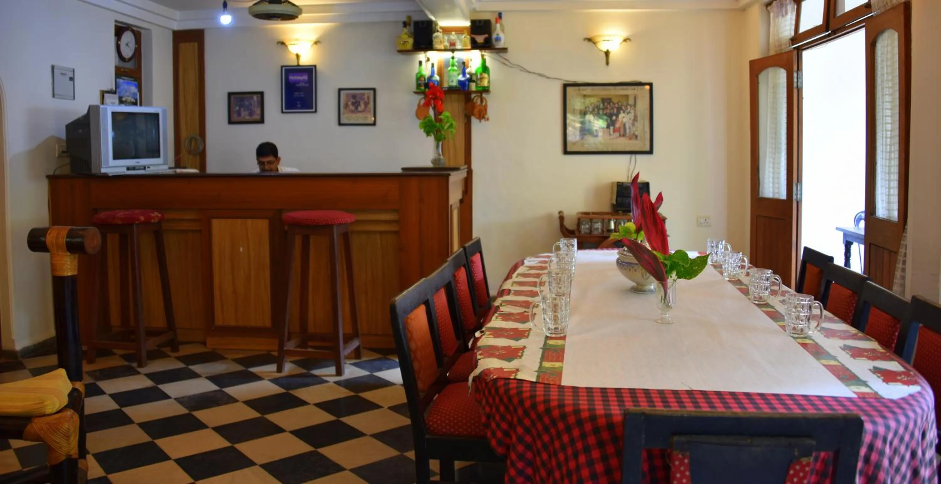 Restaurant/places to eat in Hotel Kismat Mahal
