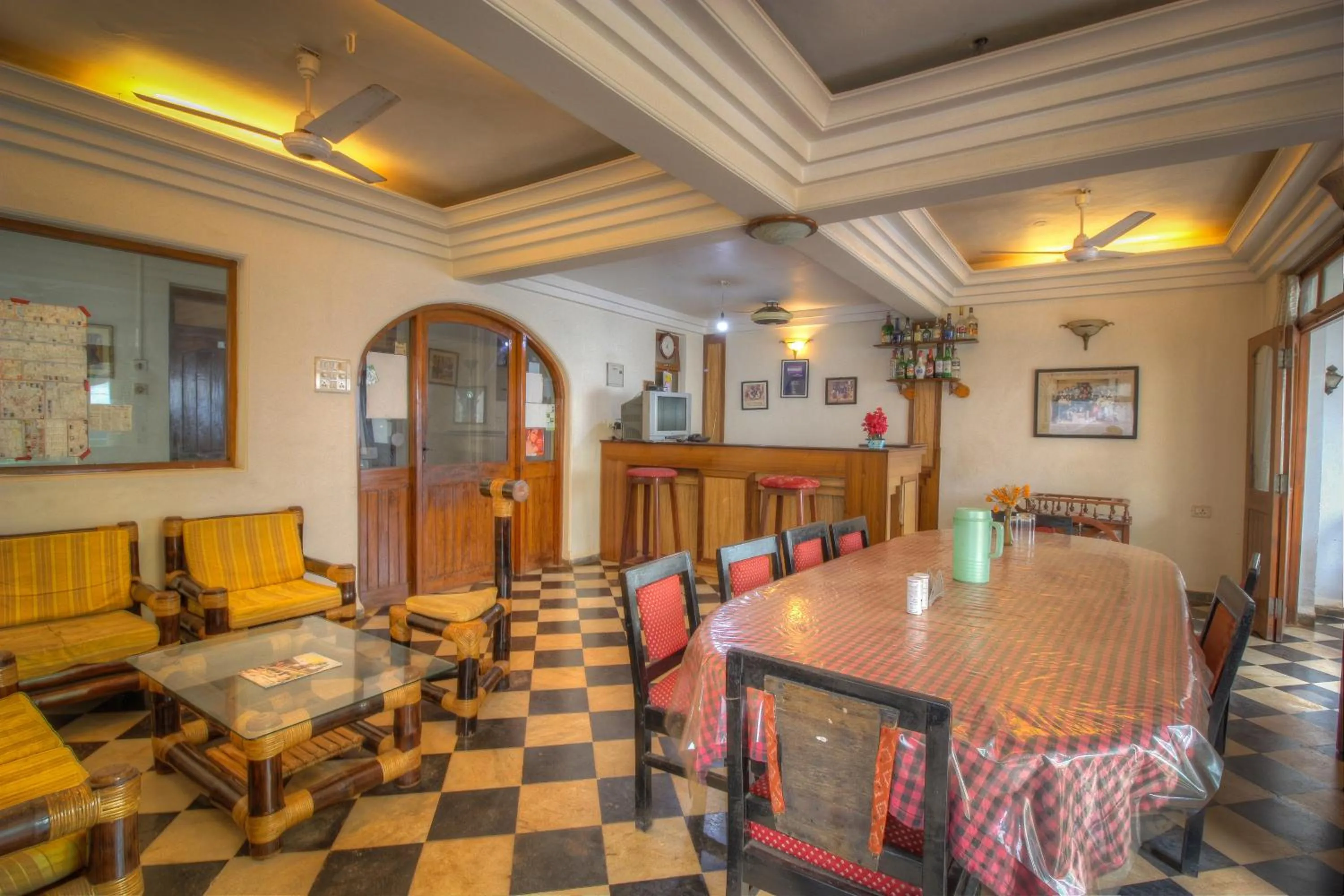 Restaurant/places to eat in Hotel Kismat Mahal