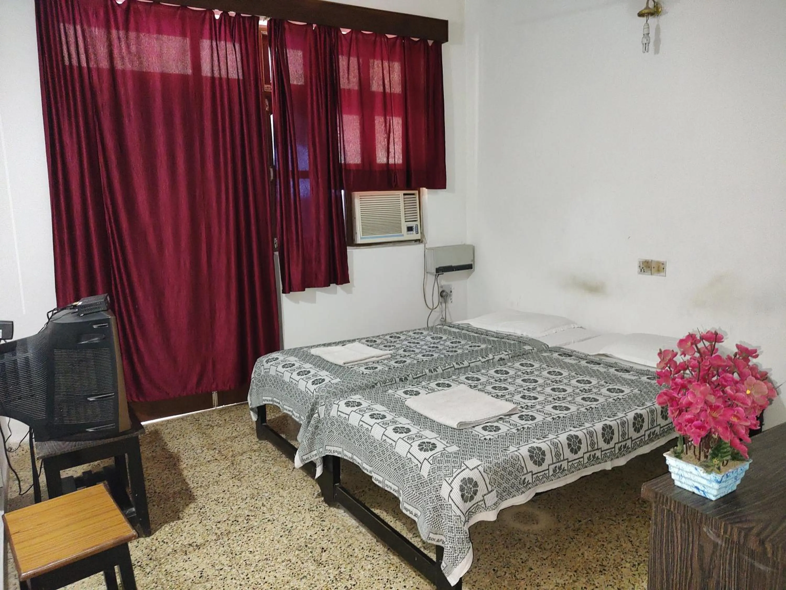 Bed in Hotel Kismat Mahal