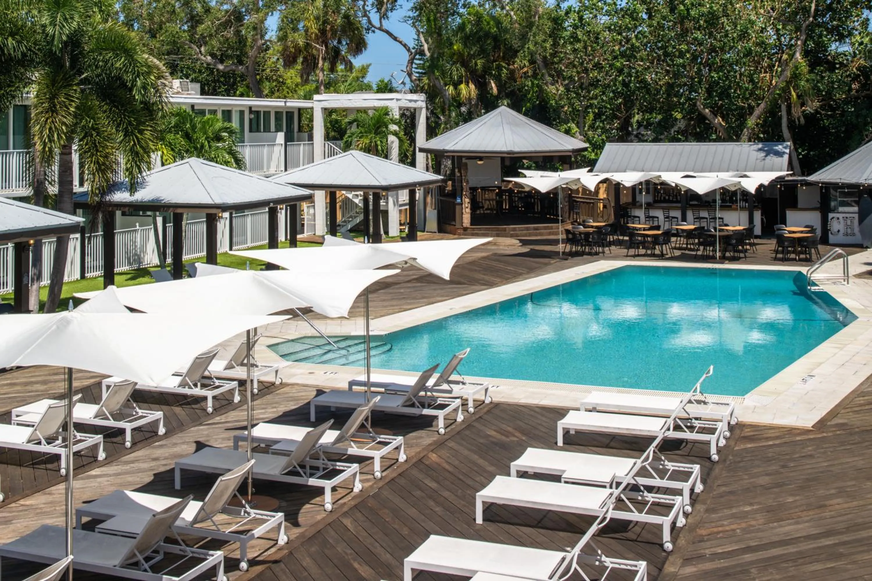 Swimming pool in Casey Key Resorts - Mainland
