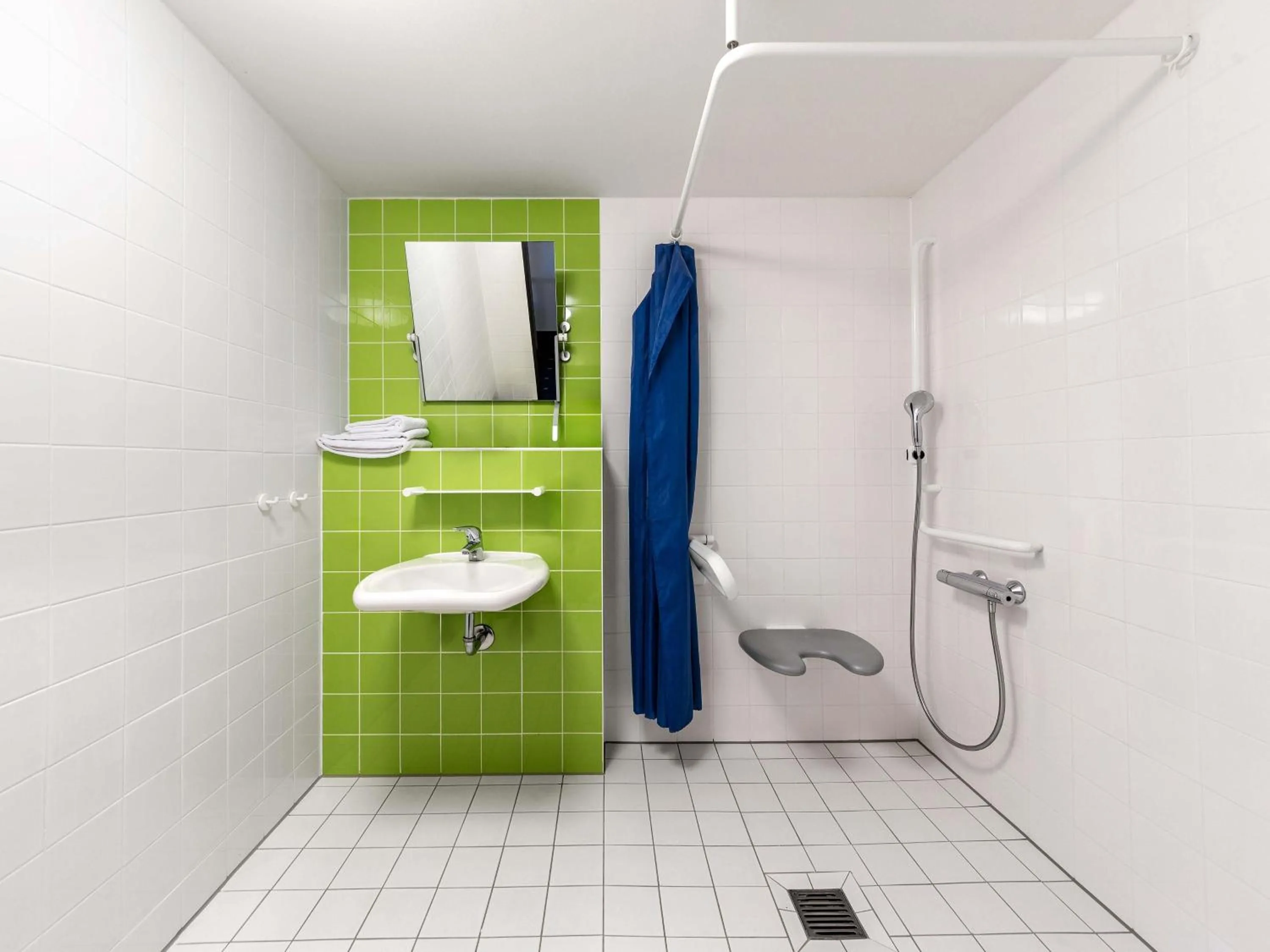 Bathroom in B&B HOTEL Dortmund-Messe