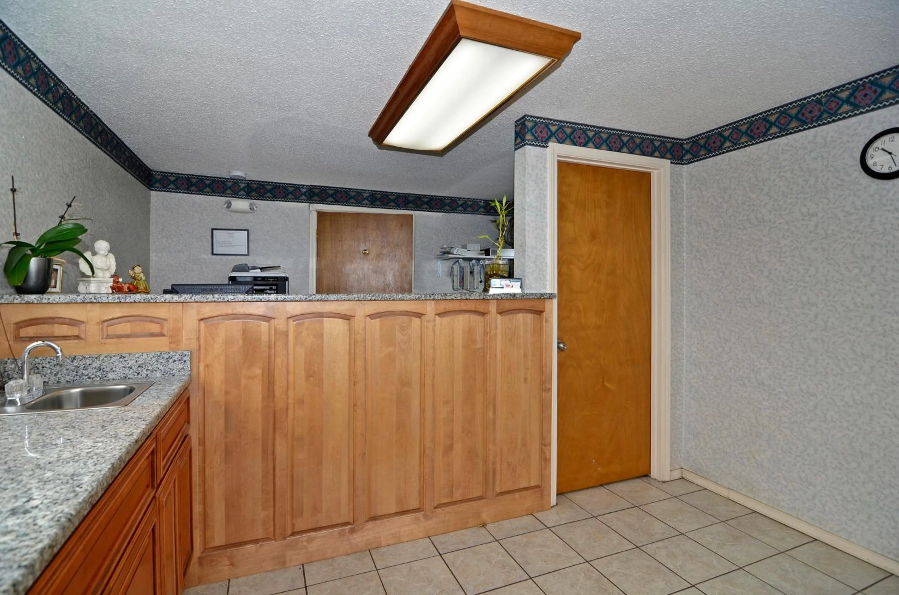 Photo of the whole room in Charleston Eagle Inn