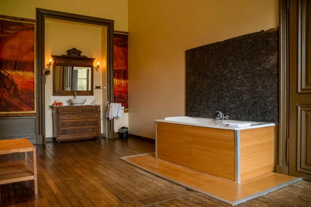 Bathroom, Bed in Domaine Du Chateau De La Neuville