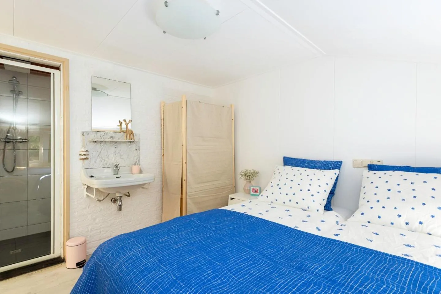 Bathroom, Bed in B&B Duinblick