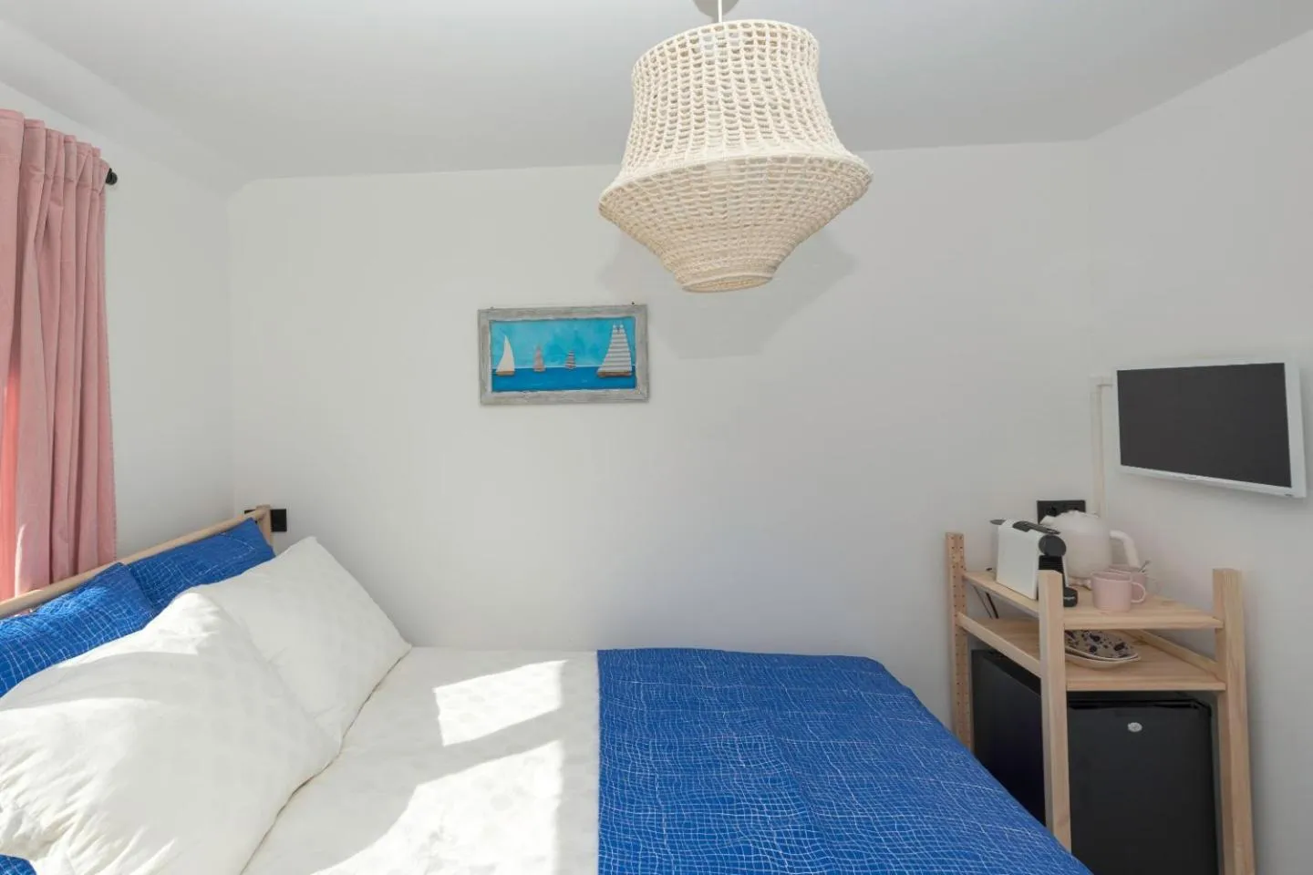 Communal lounge/ TV room, Bed in B&B Duinblick