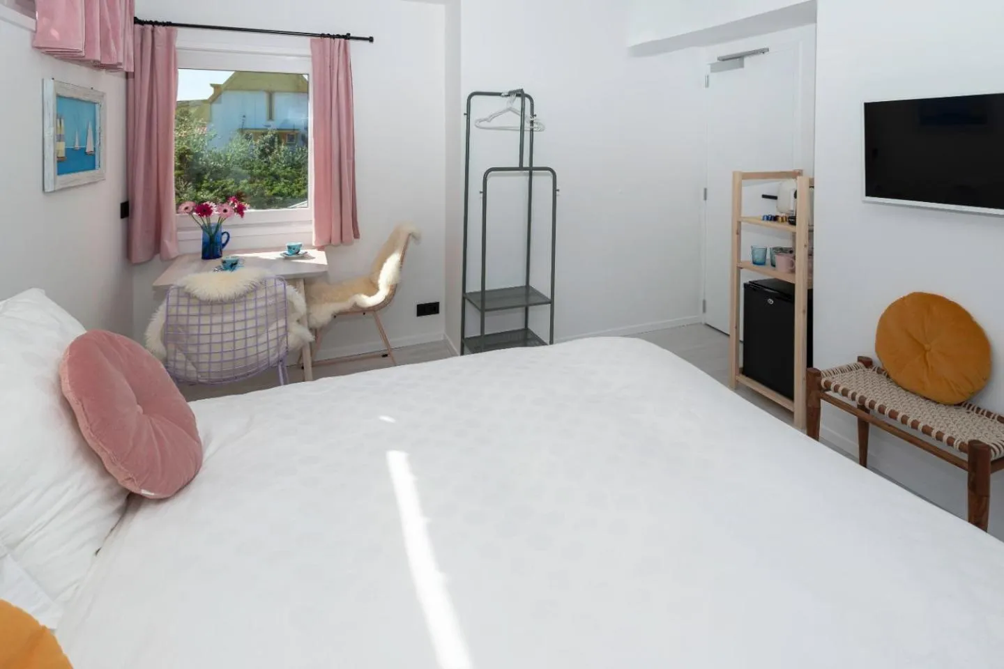 Communal lounge/ TV room, Bed in B&B Duinblick