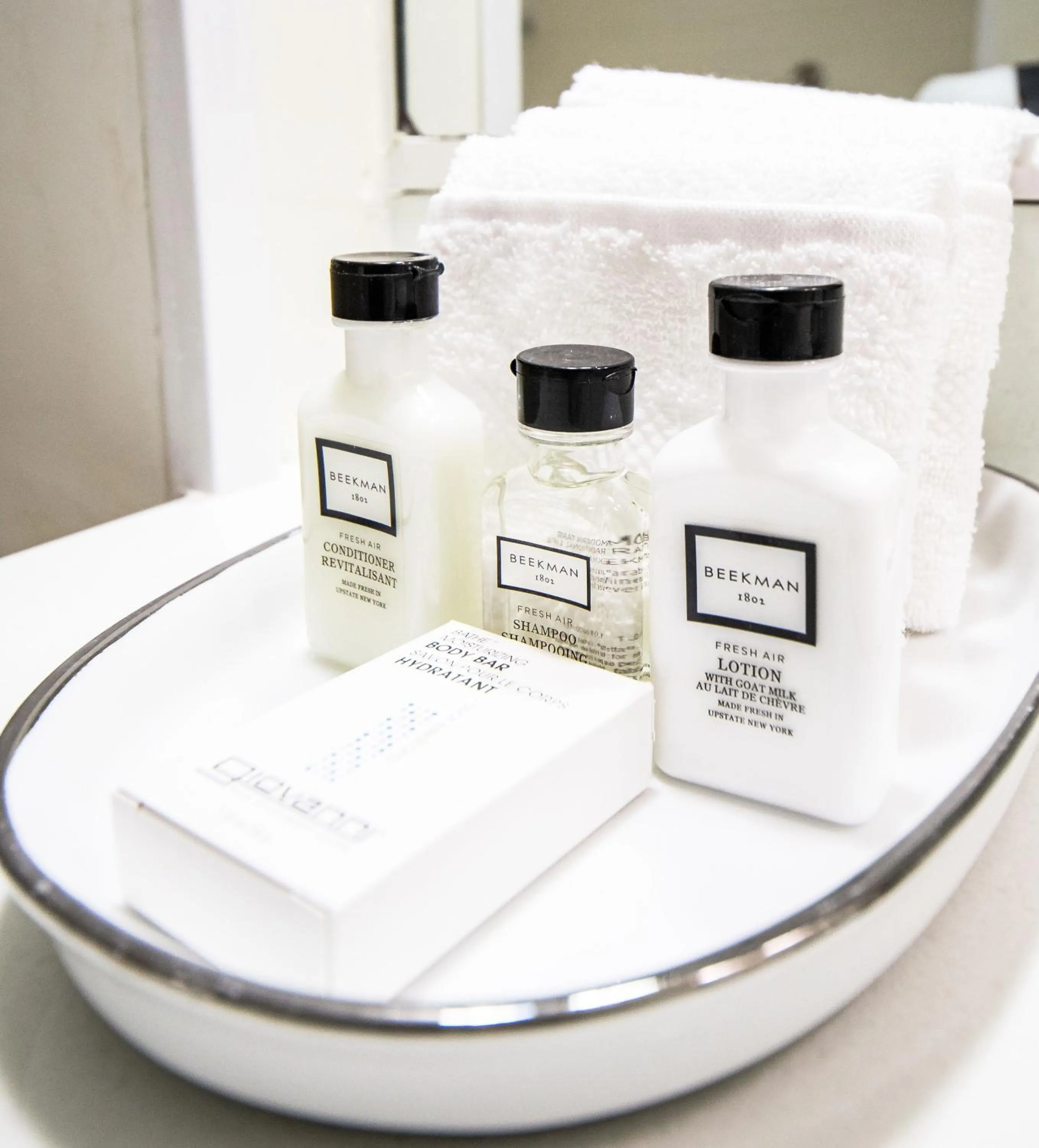 Shower in Metro Points Hotel Washington North