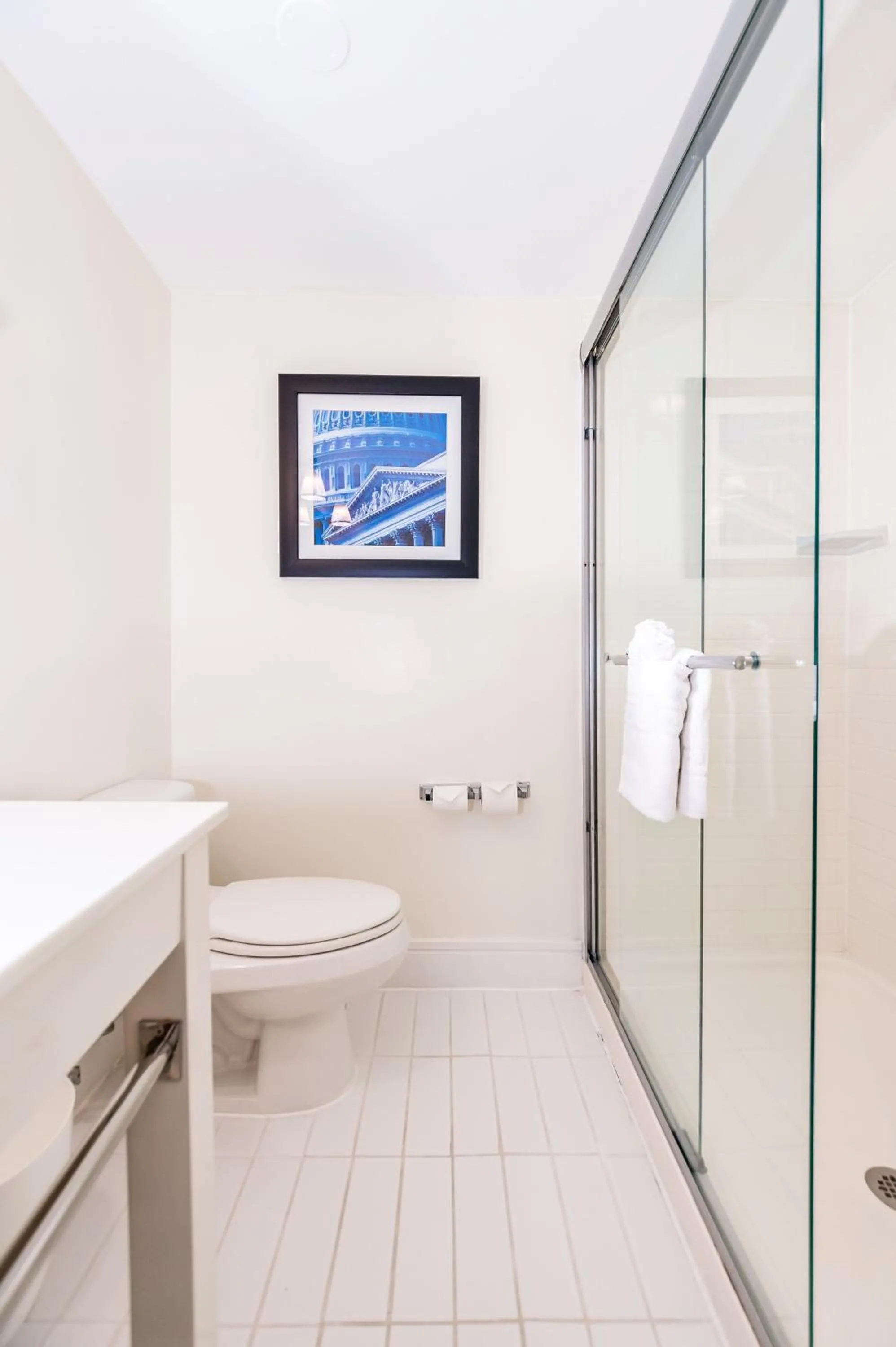 Shower in Metro Points Hotel Washington North