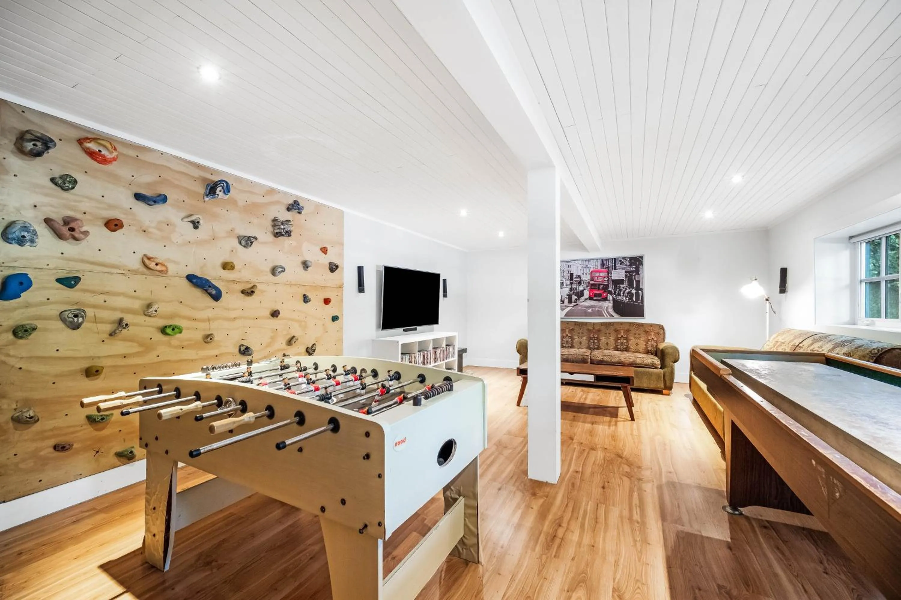 Evening entertainment in Sunwolf Riverside Cabins