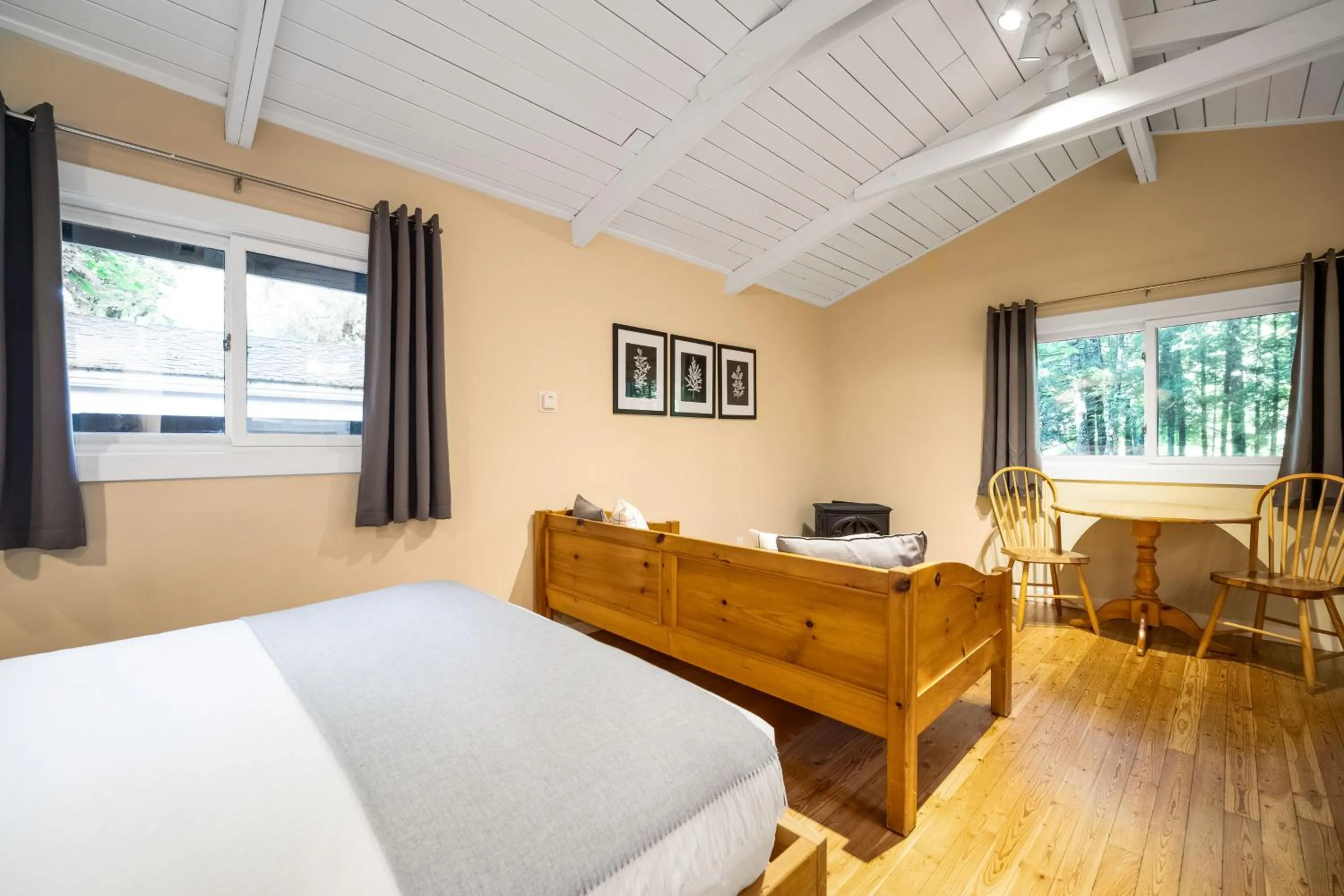Living room, Bed in Sunwolf Riverside Cabins