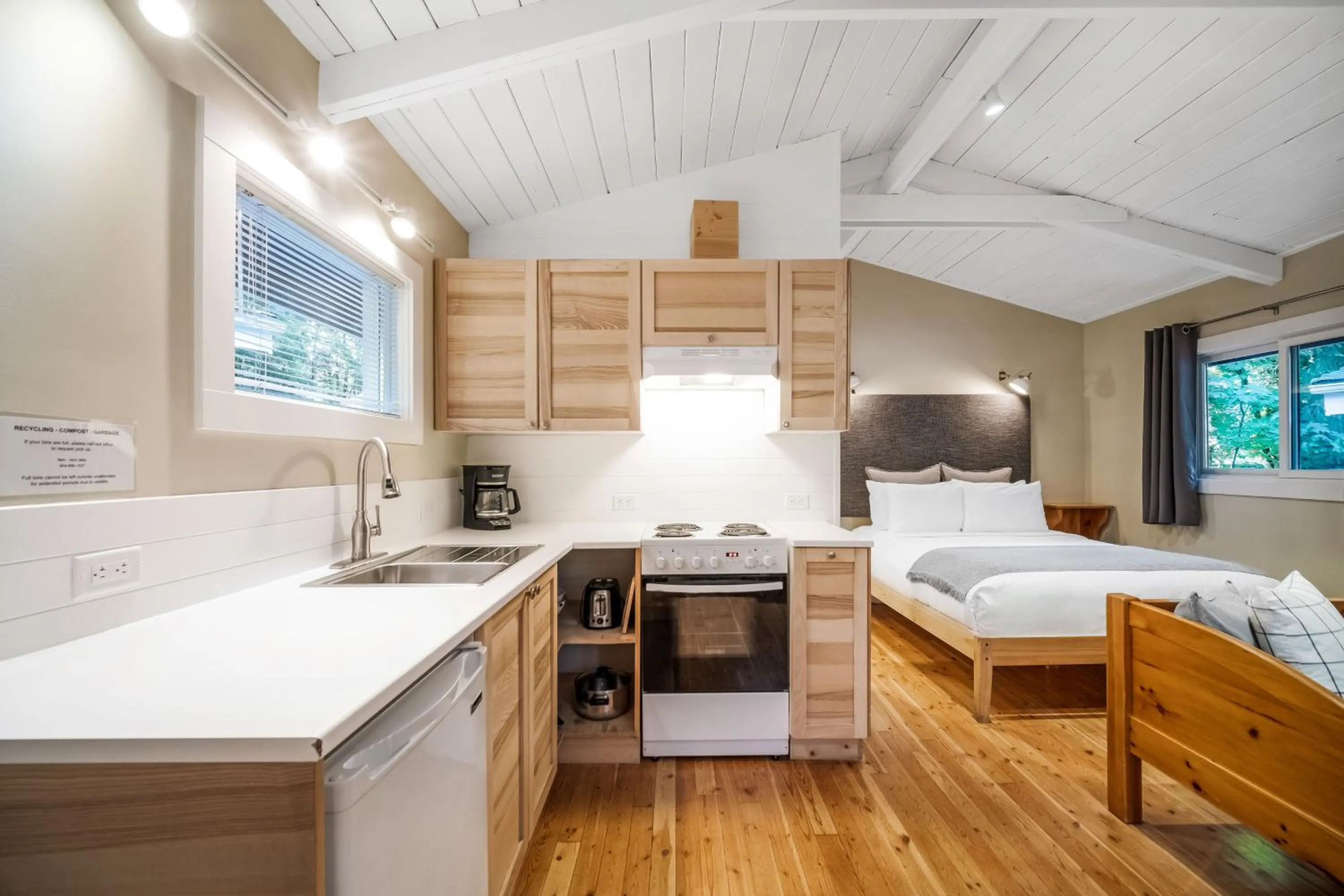 Photo of the whole room, Bed in Sunwolf Riverside Cabins