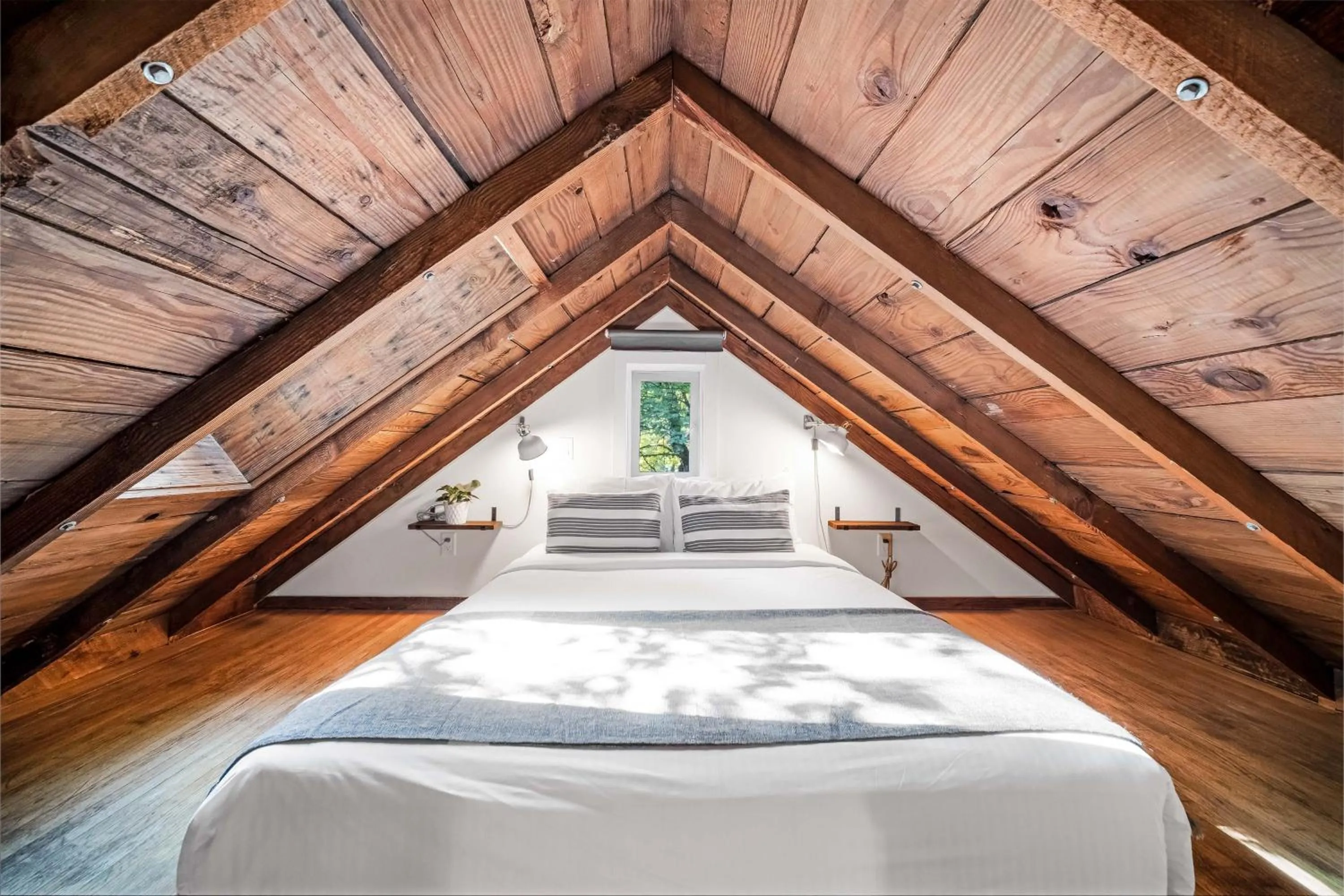 Bedroom, Bed in Sunwolf Riverside Cabins