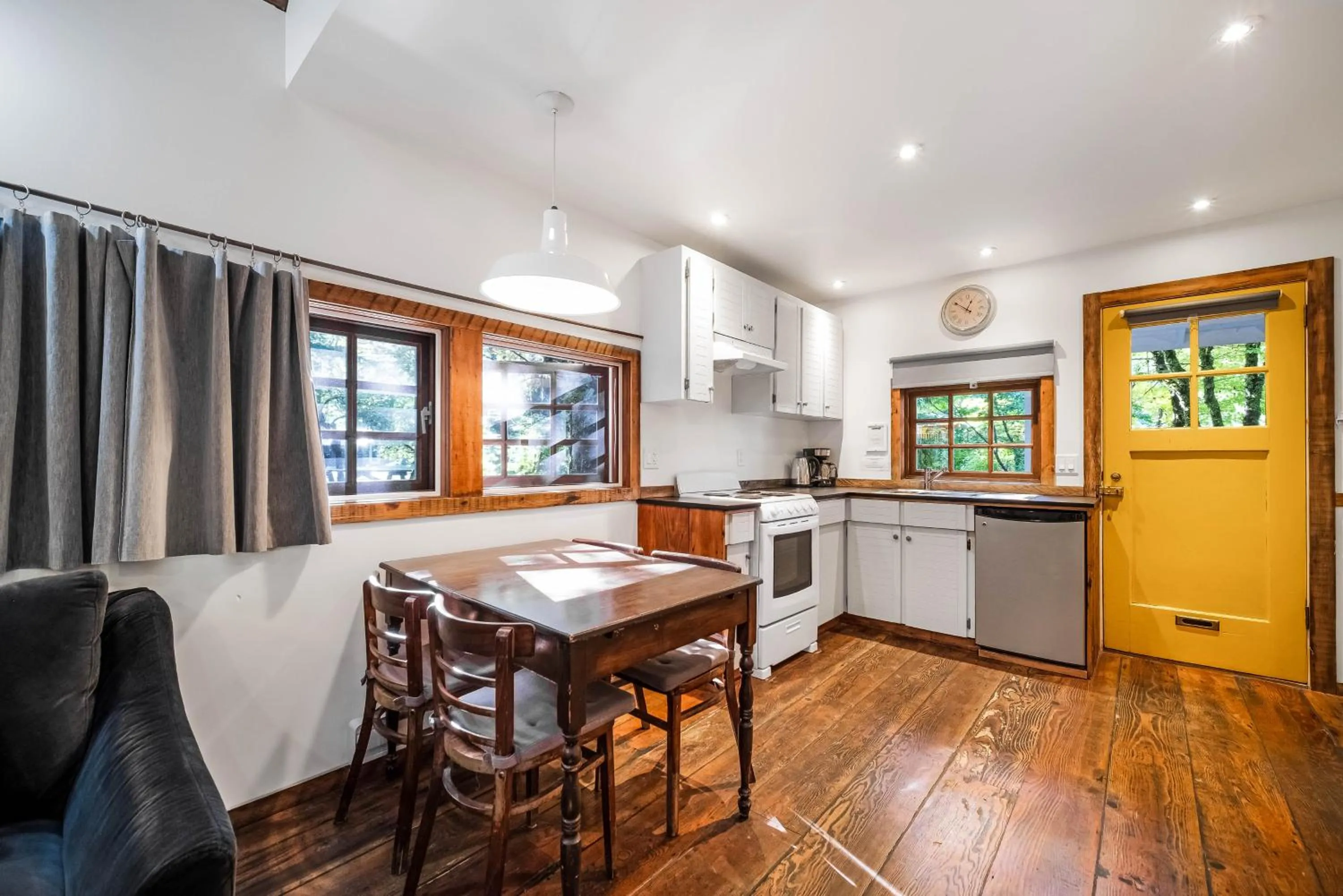 Dining area in Sunwolf Riverside Cabins