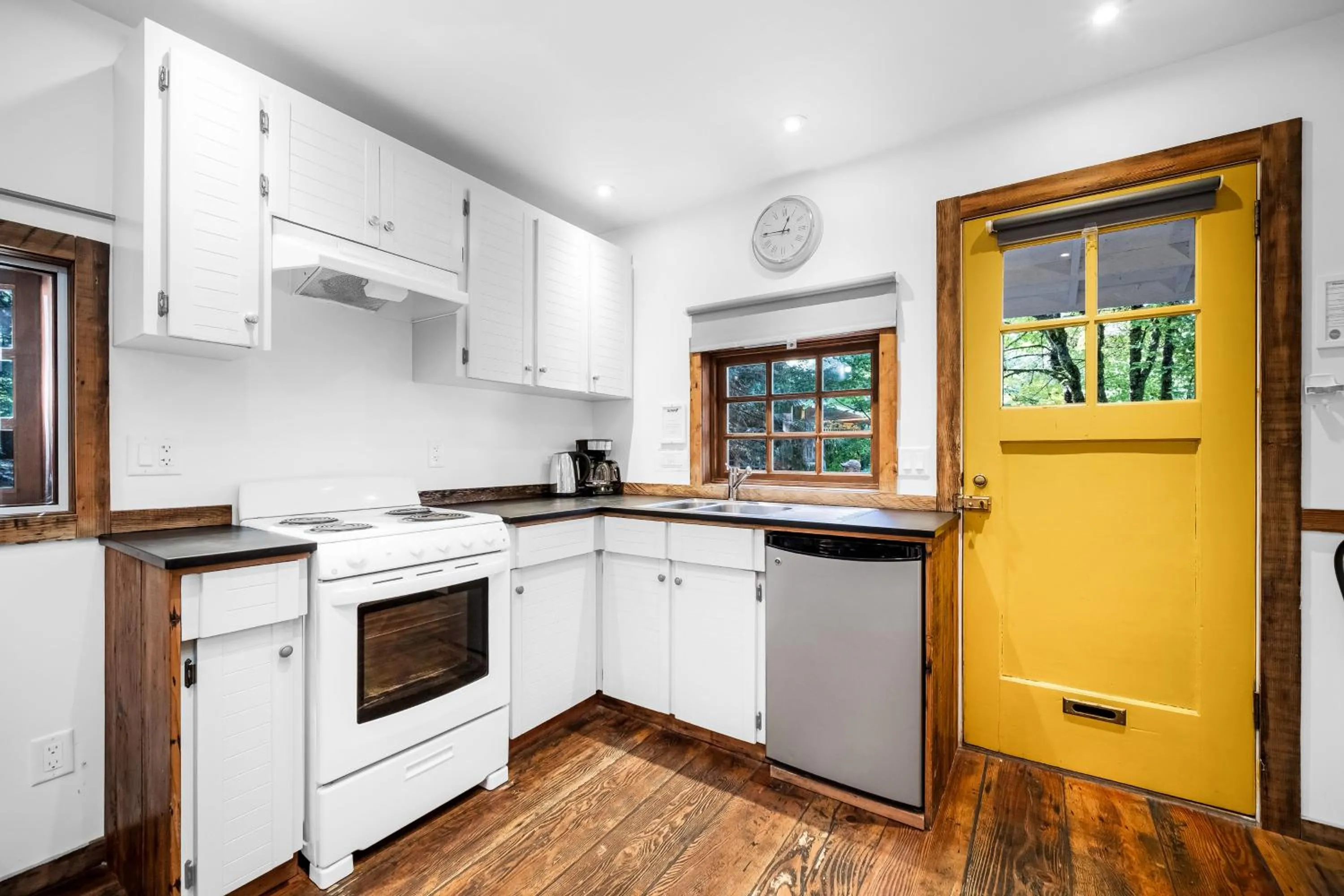 Kitchen or kitchenette in Sunwolf Riverside Cabins