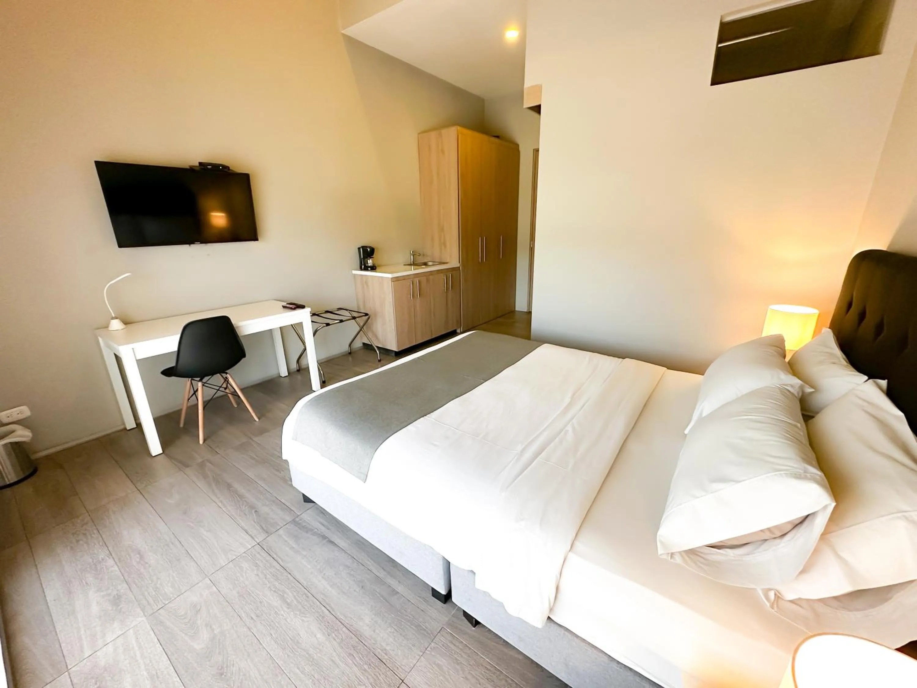 Photo of the whole room, Bed in Hotel Arena Suites Movistar Arena