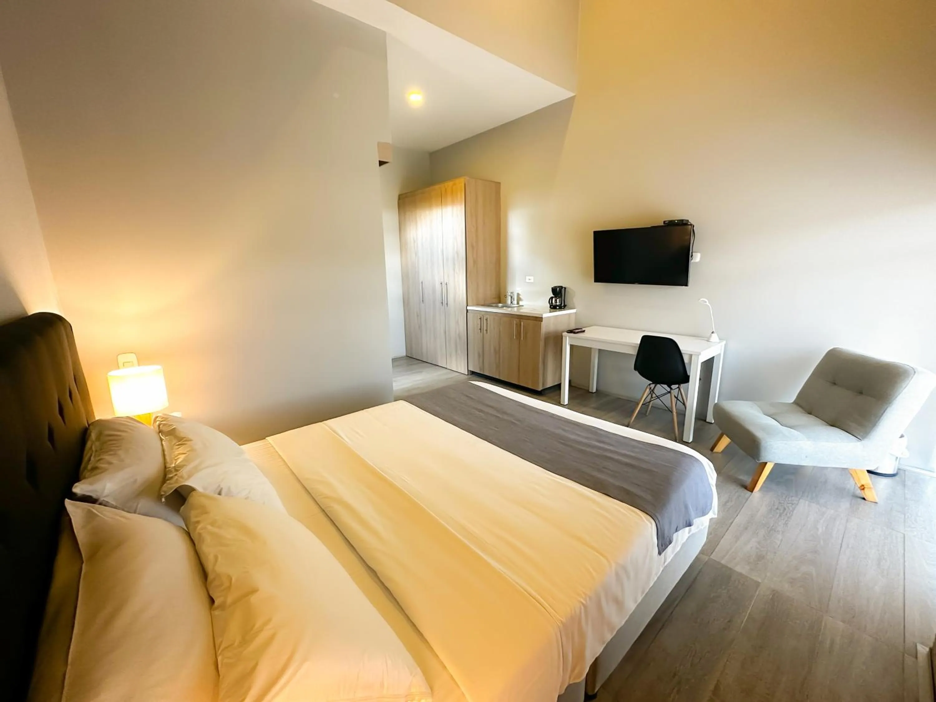 Photo of the whole room, Bed in Hotel Arena Suites Movistar Arena