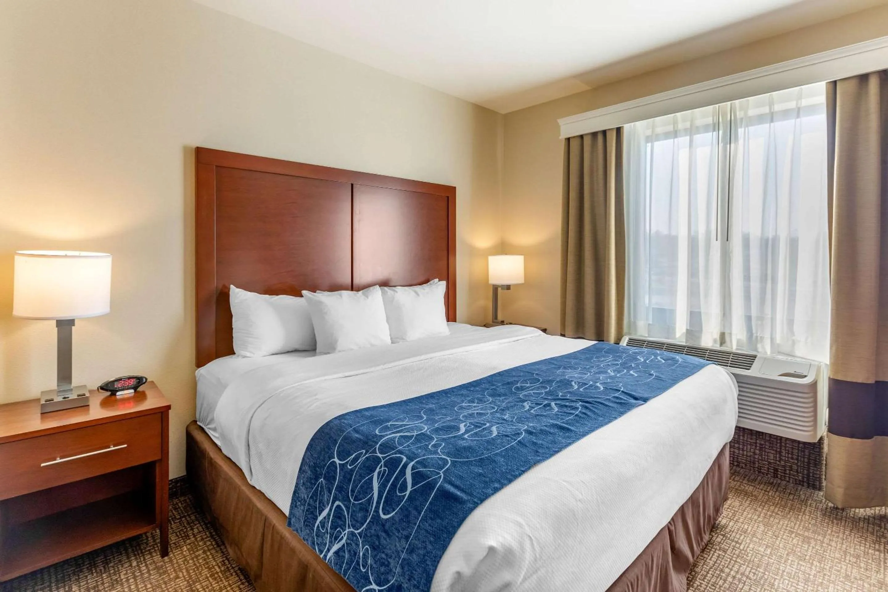 Bedroom, Bed in Comfort Suites Near Denver Downtown