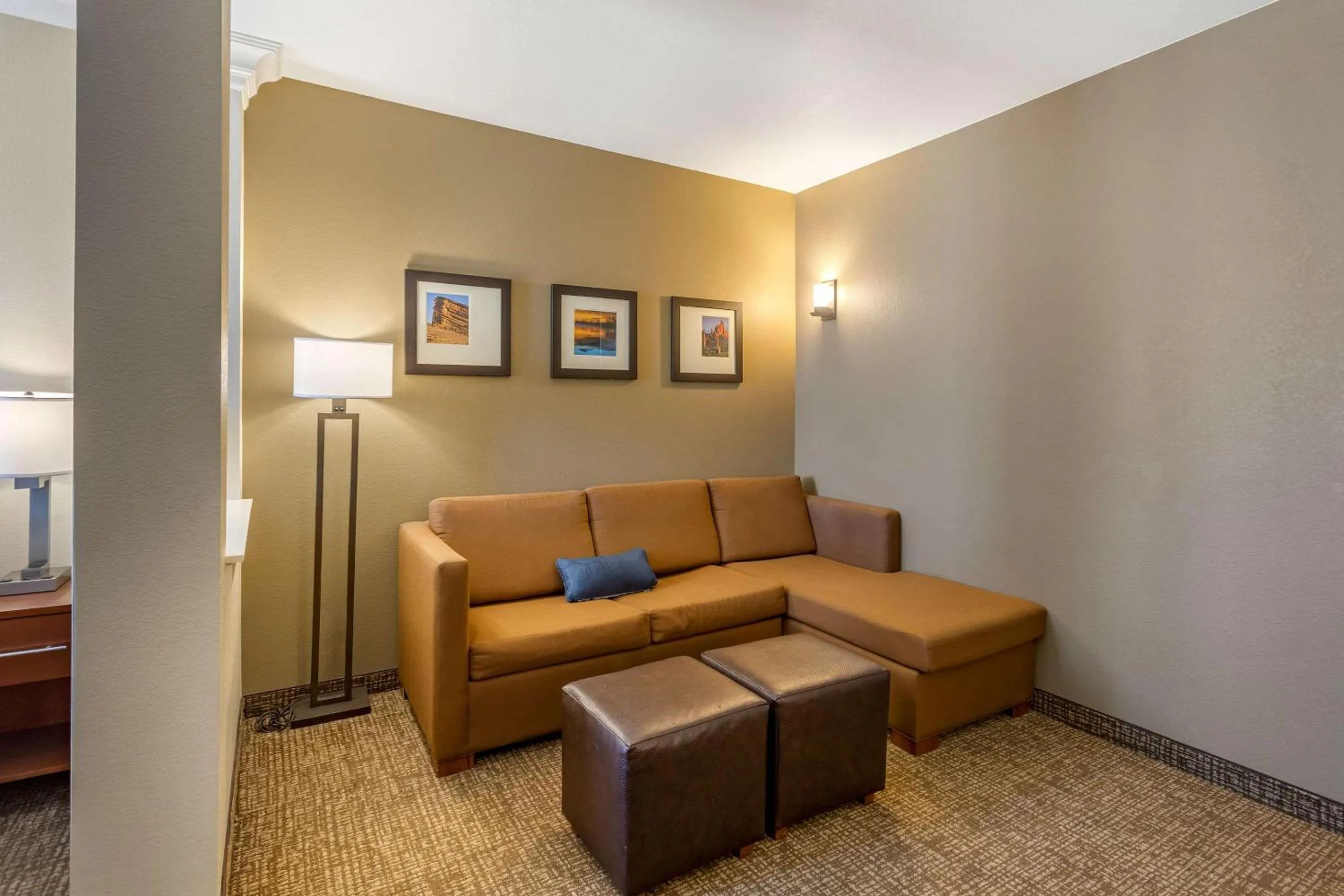 Bedroom in Comfort Suites Near Denver Downtown