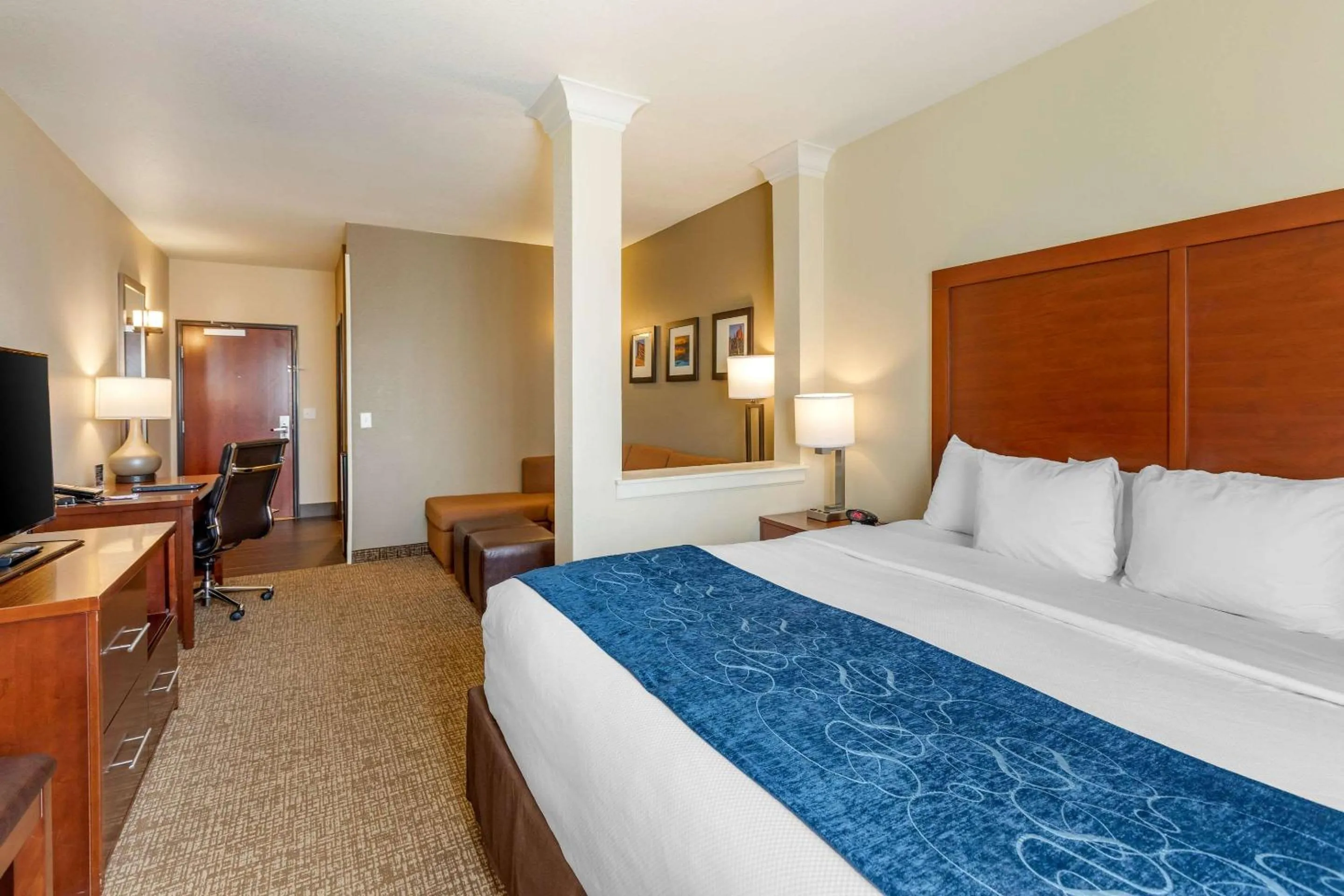 Bedroom, Bed in Comfort Suites Near Denver Downtown